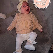 Hélyna a rejoint le concours — aidez-le/la à gagner de superbes lots ! baby, infant, smiling, headband, clothing, white_shoes, lying_down, soft_surface, cute, happy, portrait, child, floor, indoor, two_months, text_overlay, caption, infant_fashion, baby_girl, adorable