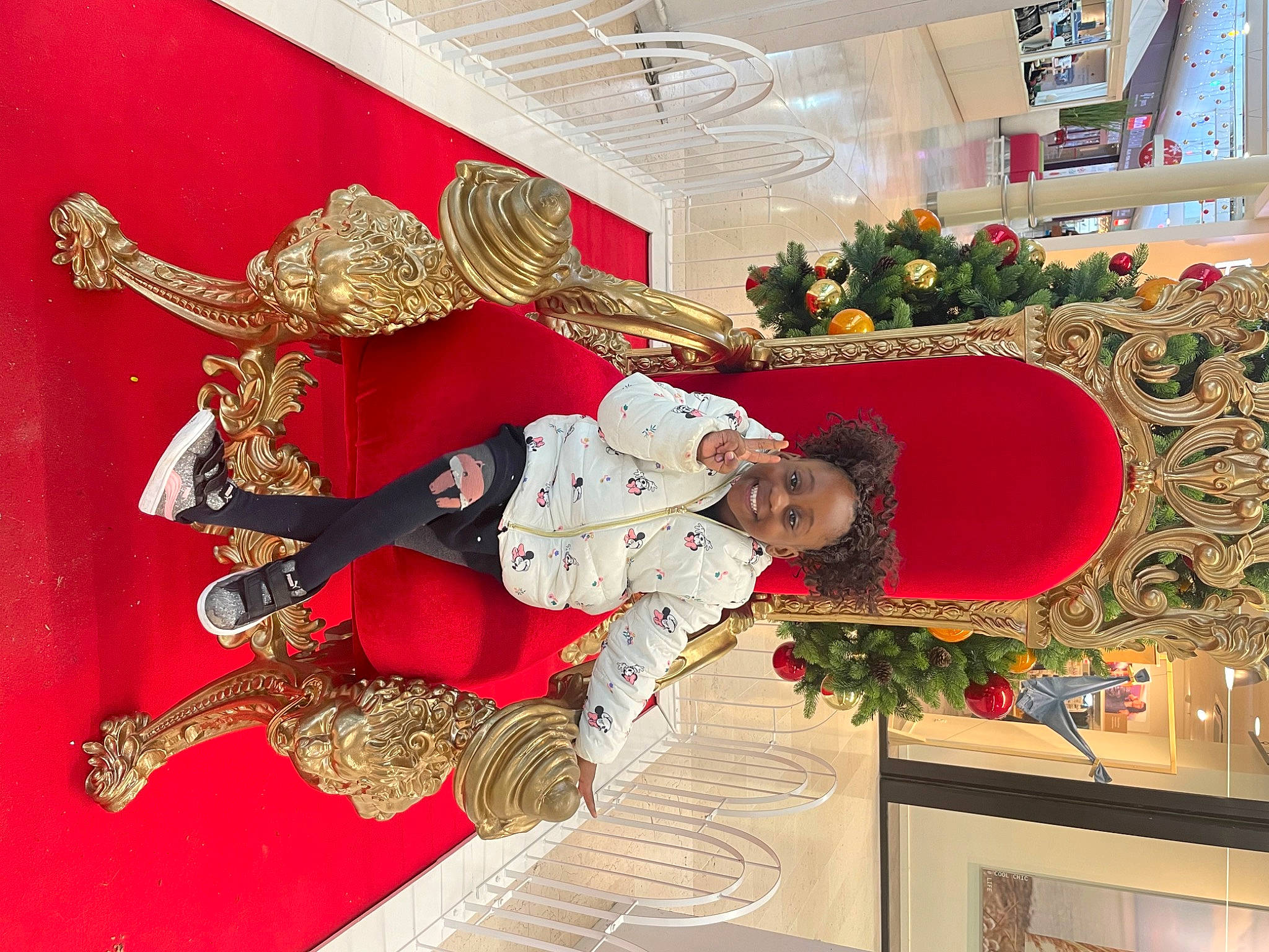 Myléna a rejoint le concours — aidez-le/la à gagner de superbes lots ! art, building, carmine, christmas, christmas_decoration, christmas_eve, christmas_tree, decoration, event, flooring, fun, holiday, joy, leisure, ornament, person, plant, room, tradition, tree