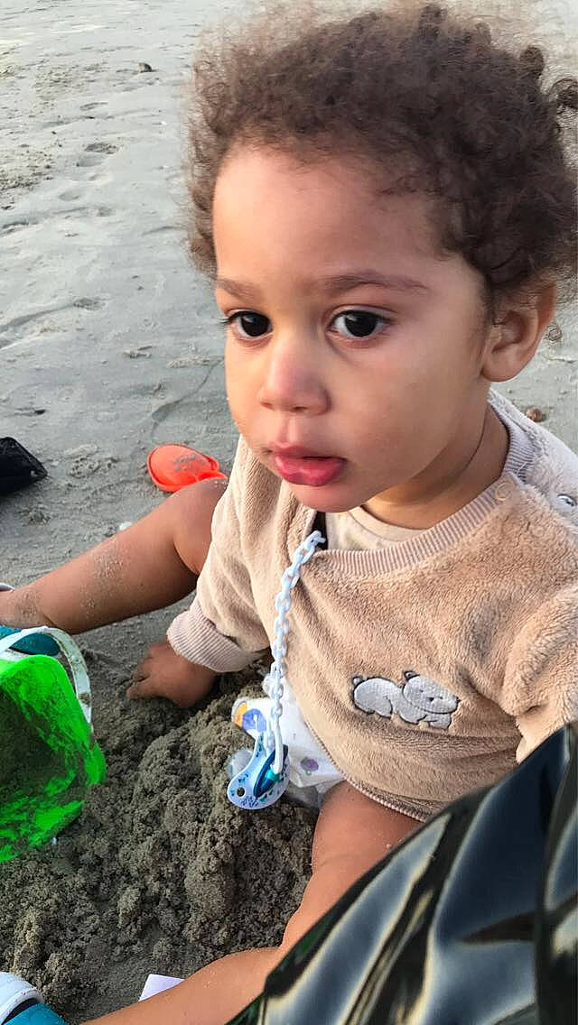 Aron participe au concours pour gagner de l'argent avec cette photo : baby_toddler_clothing, cheek, eye, facial_expression, grass, hair, hairstyle, happy, head, human, iris, lip, mouth, nose, organ, people_in_nature, person, skin, summer, toddler