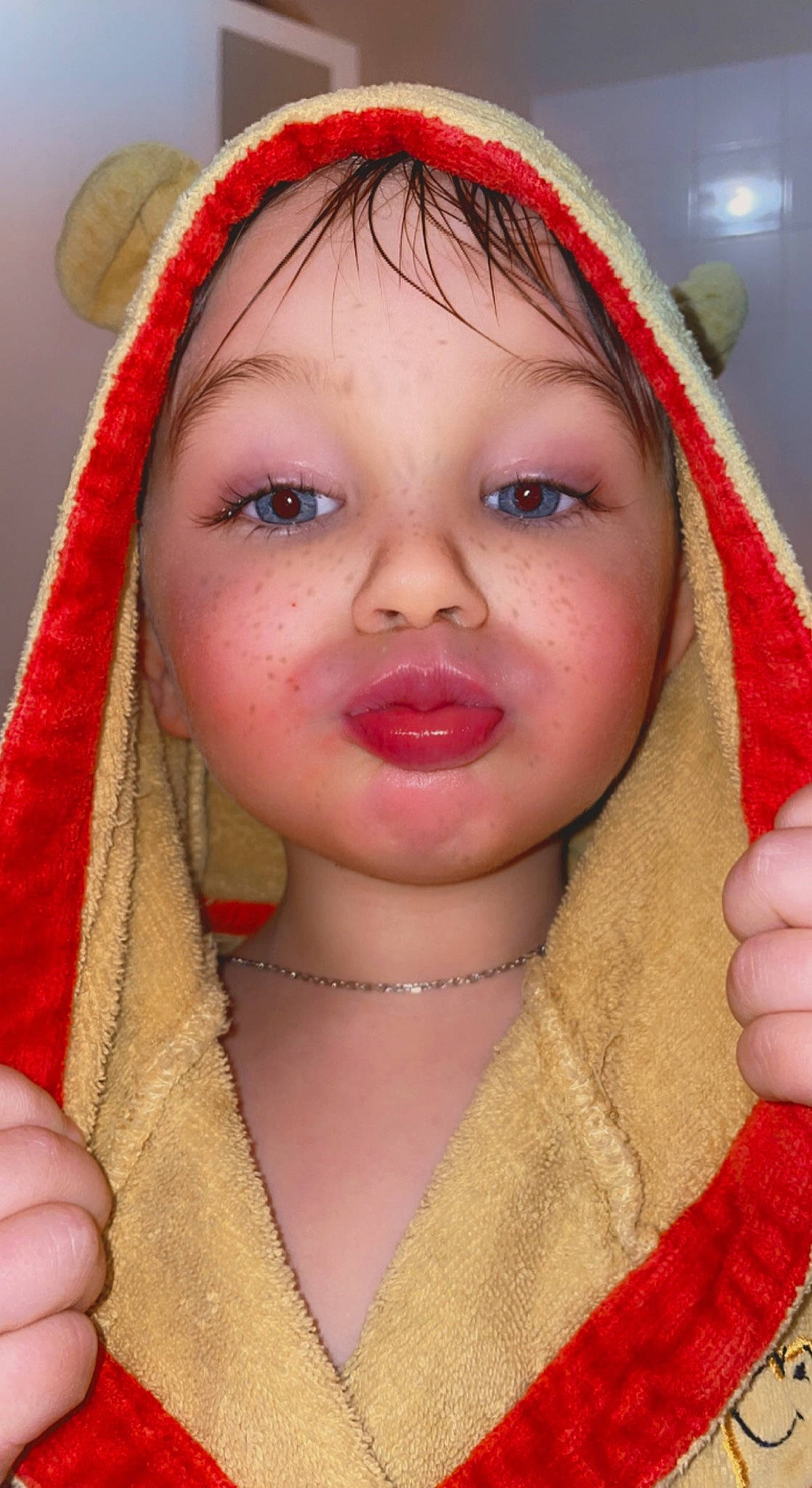 Dyego a rejoint le concours — aidez-le/la à gagner de superbes lots ! beauty, cheek, chin, eye, eyebrow, eyelash, facial_expression, fashion, fun, fur_clothing, happy, headgear, headwear, human_body, lip, magenta, neck, nose, outerwear, person