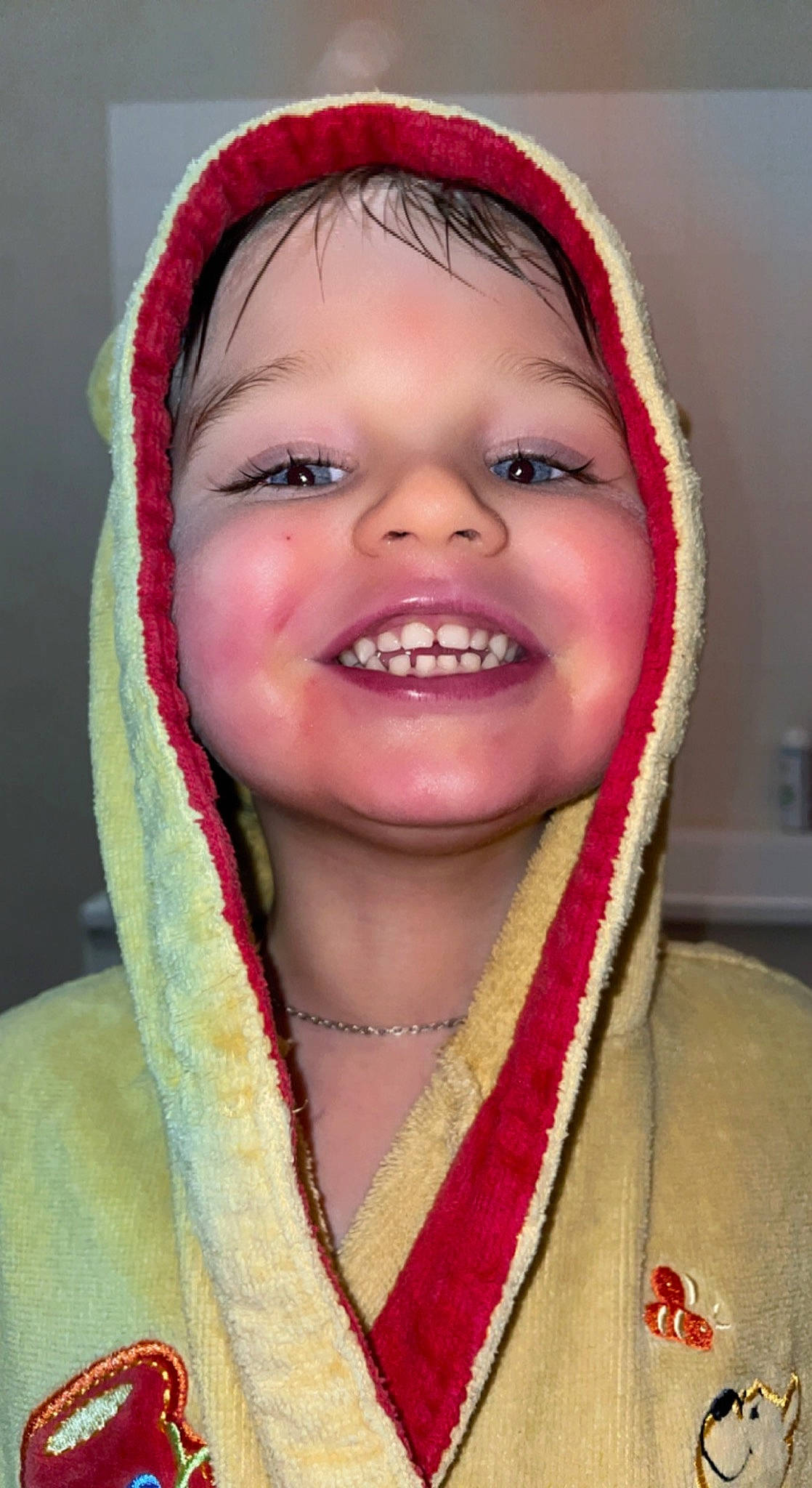 Dyego a rejoint le concours — aidez-le/la à gagner de superbes lots ! beauty, cheek, eye, eyebrow, eyelash, face, happy, headgear, human_body, iris, jaw, joy, lip, lipstick, nose, organ, person, red, skin, smile