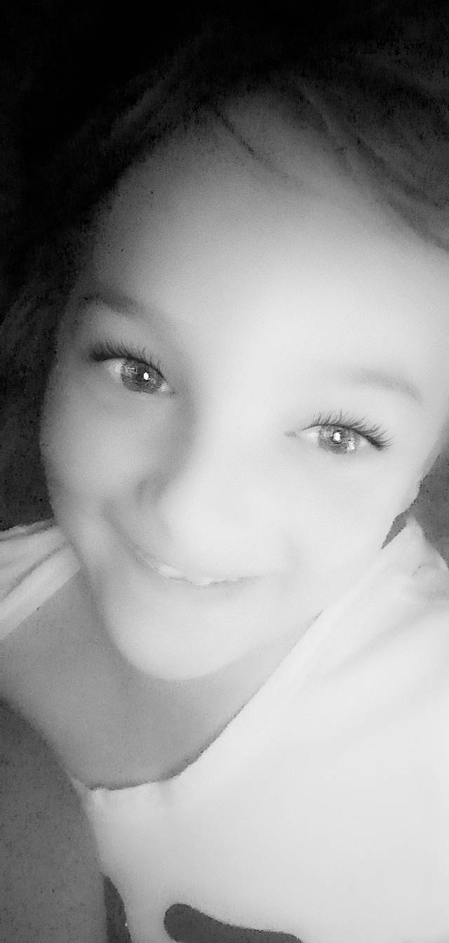 Maeline a rejoint le concours — aidez-le/la à gagner de superbes lots ! cheek, chin, ear, eye, eyebrow, eyelash, flash_photography, forehead, hair, human_body, iris, jaw, joy, lip, mouth, neck, nose, organ, person, skin