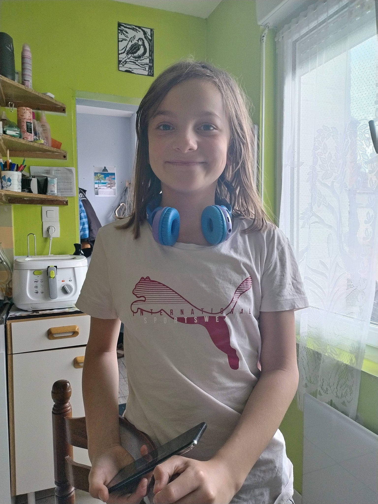 Maeline participe au concours pour gagner de l'argent avec cette photo : audio_equipment, cabinetry, chair, chest, drawer, elbow, eyewear, fun, happy, homemaker, job, joy, kitchen_appliance, person, picture_frame, room, shelf, shelving, sleeve, smile