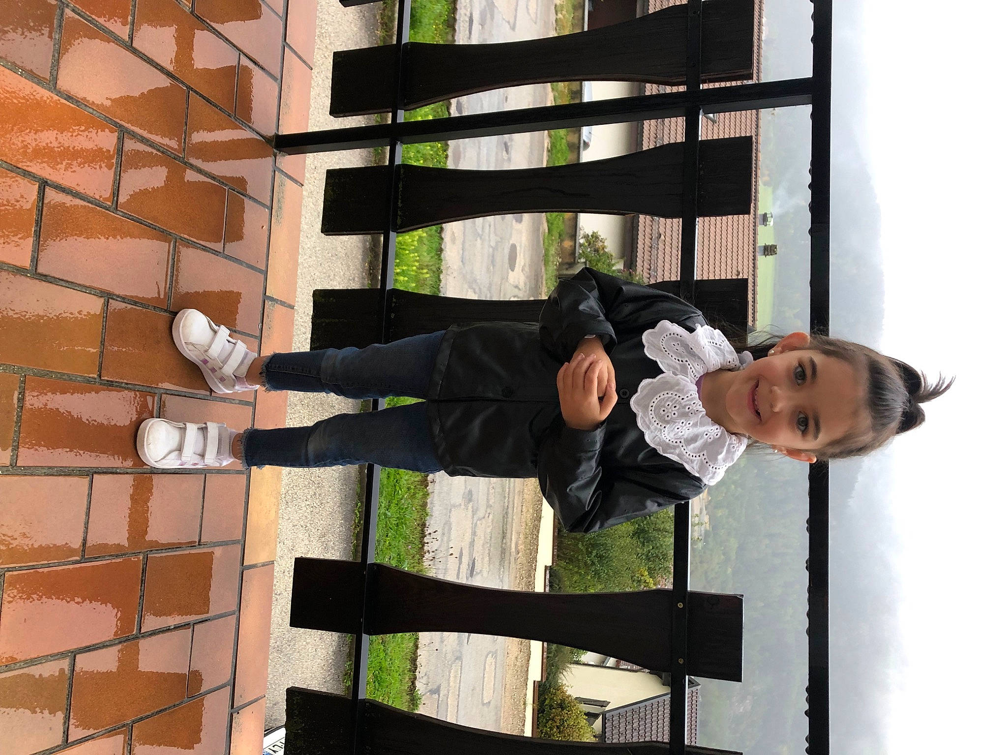 Miha a rejoint le concours — aidez-le/la à gagner de superbes lots ! brick, brickwork, collar, dress_shirt, facade, happy, hat, joy, leg, line, outdoor_shoe, person, plant, sitting, sleeve, smile, standing, thigh, walking_shoe, wood