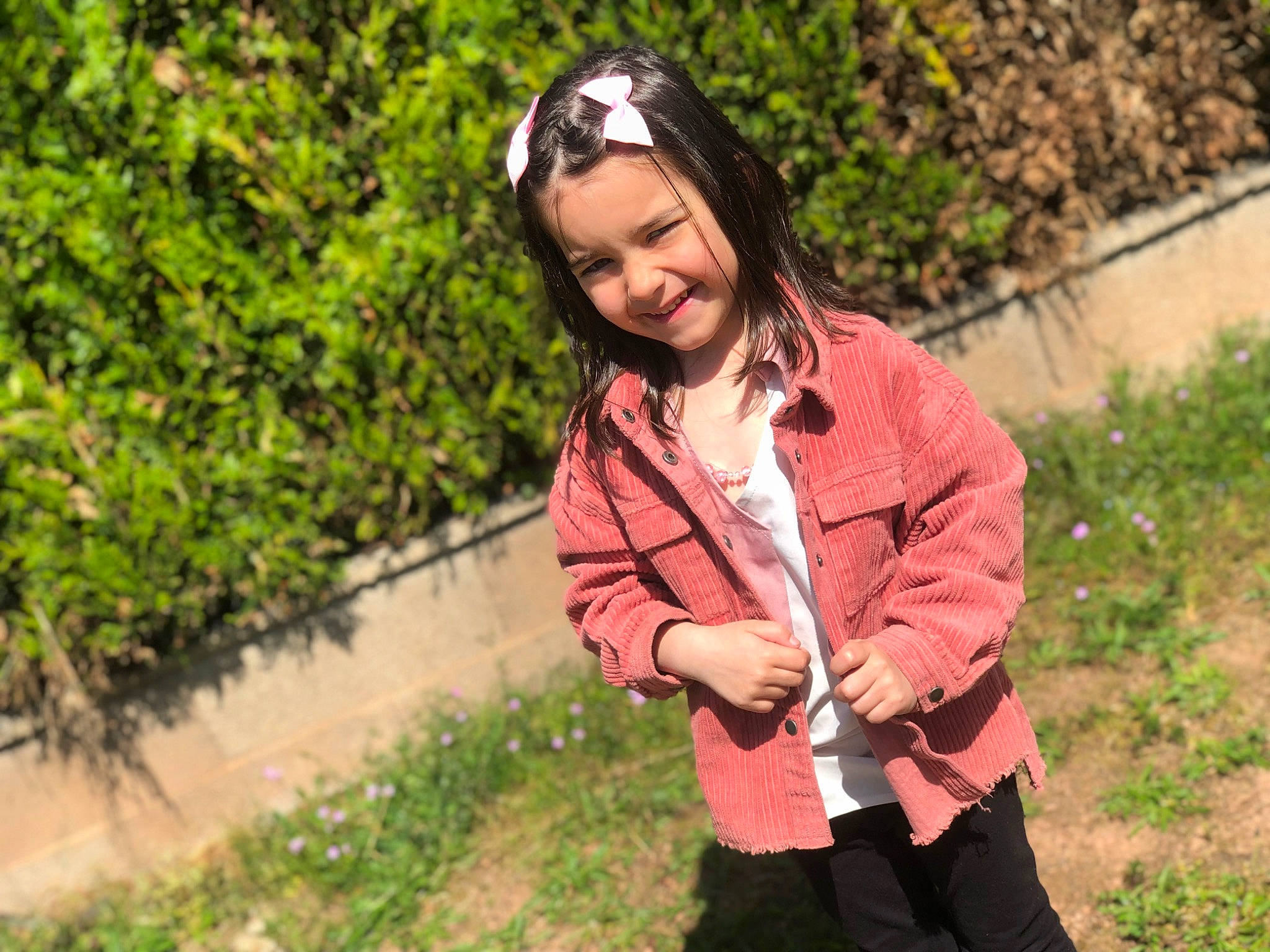 Miha participe au concours pour gagner de l'argent avec cette photo : adventure, botany, eyewear, fashion_accessory, fun, garden, grass, happy, jewellery, joy, landscape, leisure, magenta, people_in_nature, person, personal_protective_equipment, plant, recreation, smile, soil