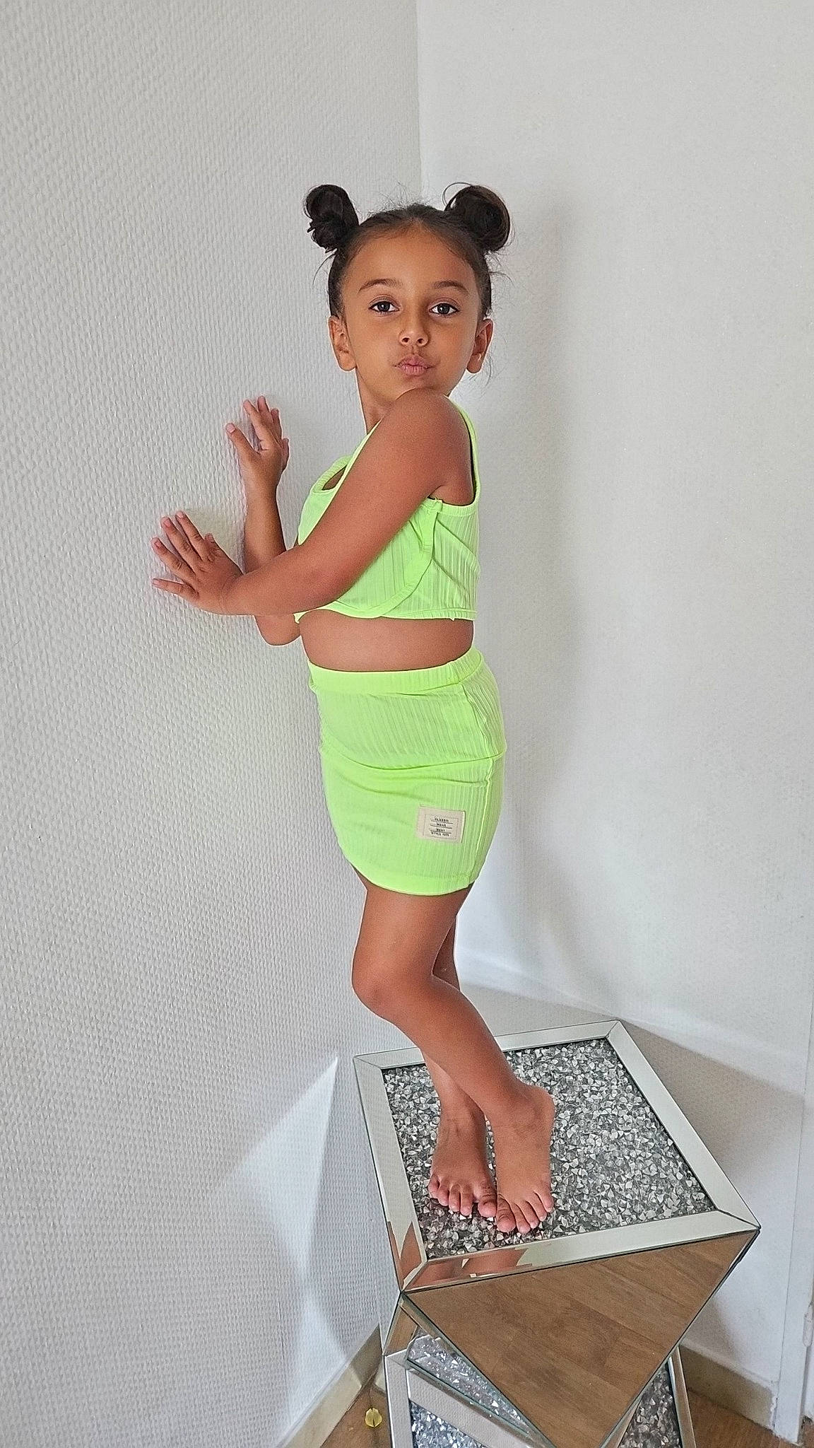 Marie-jeanne a rejoint le concours — aidez-le/la à gagner de superbes lots ! arm, barefoot, calf, elbow, finger, gesture, hair, head, human_body, joint, knee, leg, neck, one_piece_garment, person, shorts, shoulder, sleeve, sportswear, thigh