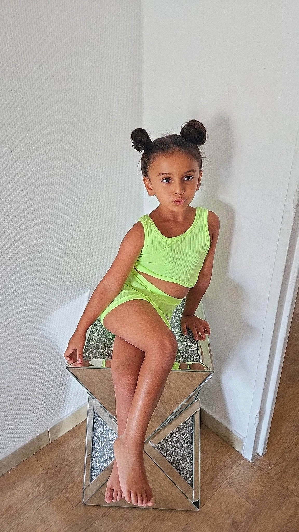 Marie-jeanne participe au concours pour gagner de l'argent avec cette photo : baby_toddler_clothing, barefoot, black_hair, calf, day_dress, elbow, fashion_design, foot, human_leg, knee, leg, monokini, neck, one_piece_garment, one_piece_swimsuit, person, sleeve, sportswear, thigh, trunk