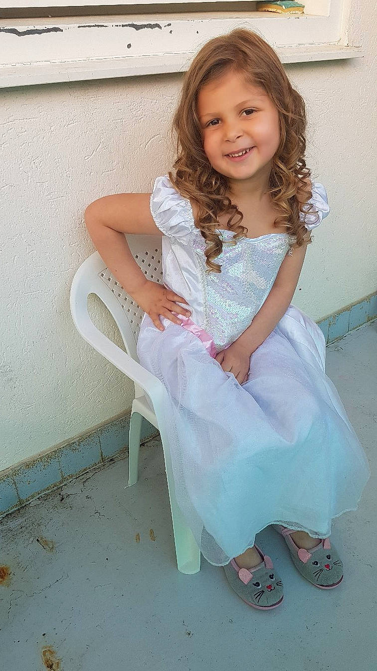 Aliyah participe au concours pour gagner de l'argent avec cette photo : day_dress, dress, face, fashion_design, flash_photography, footwear, formal_wear, hair, hairstyle, happy, human_body, joy, knee, leg, neck, one_piece_garment, person, sandal, skin, smile