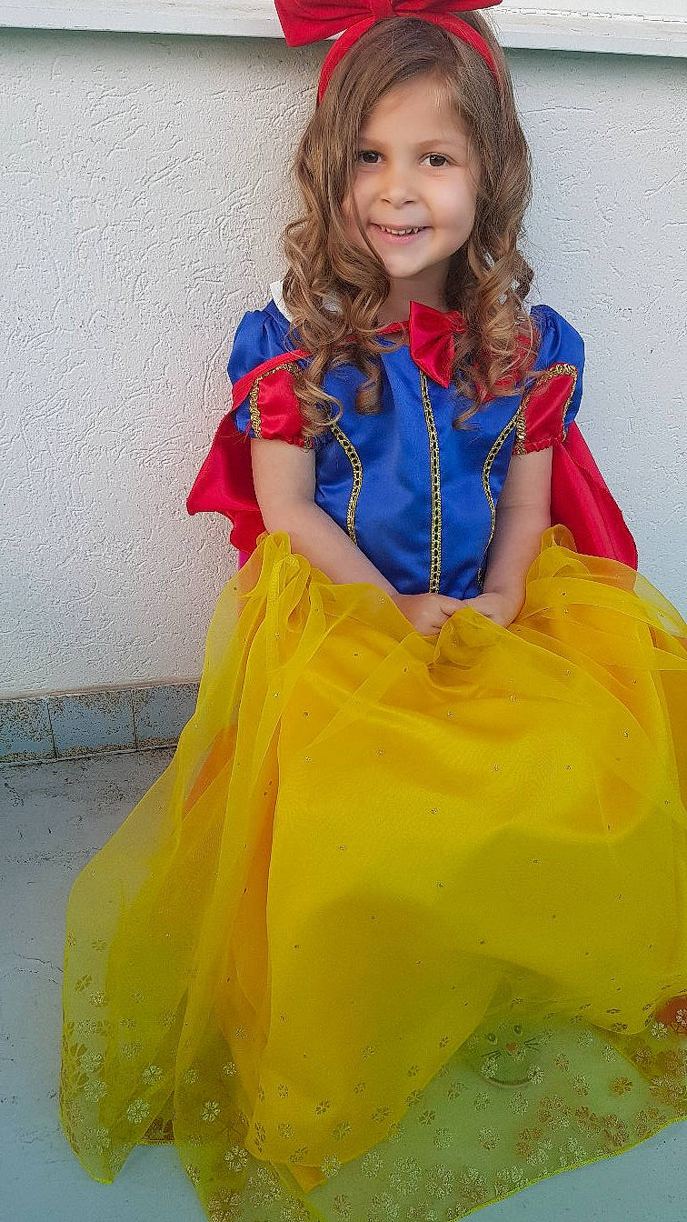 Aliyah a rejoint le concours — aidez-le/la à gagner de superbes lots ! clothing, costume_design, day_dress, dress, electric_blue, eye, face, fashion_design, formal_wear, gown, happy, head, joy, one_piece_garment, pattern, person, photograph, sleeve, smile, waist