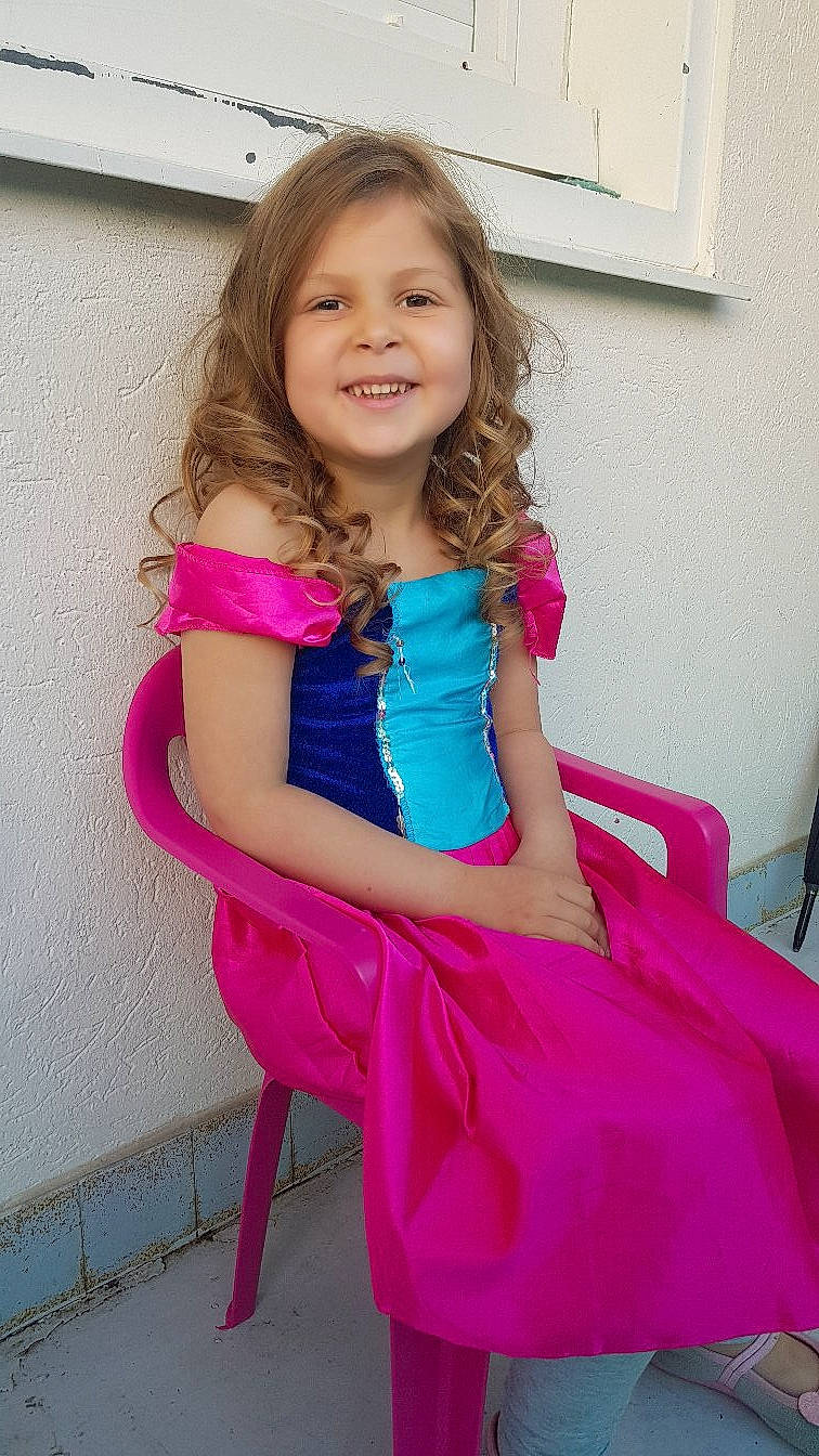 Aliyah a rejoint le concours — aidez-le/la à gagner de superbes lots ! arm, dress, face, fashion_design, hair, hand, happy, head, human_body, joy, knee, magenta, neck, person, pink, purple, shoulder, skin, sleeve, smile