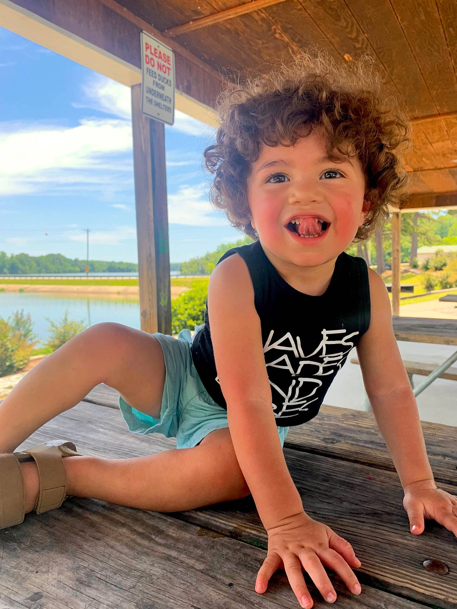 Omari is registered to the contest to win money with this photo: eye, facial_expression, finger, flash_photography, grass, happy, human_body, knee, leg, leisure, neck, person, plant, shoulder, skin, sky, smile, standing, thigh, window