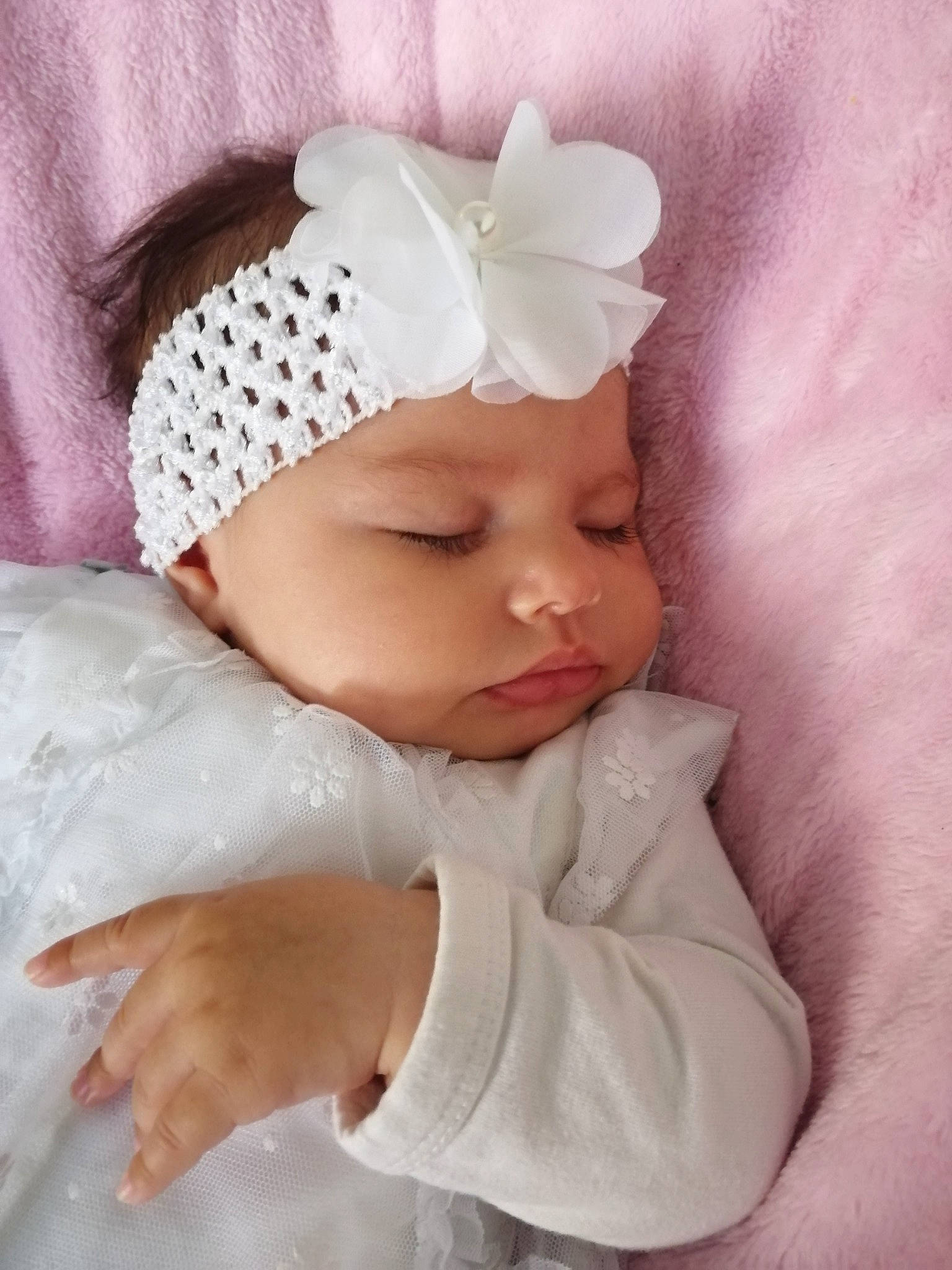 Milena a rejoint le concours — aidez-le/la à gagner de superbes lots ! baby, baby_sleeping, baby_toddler_clothing, cap, cheek, child, comfort, face, gesture, hair_accessory, head, headband, headpiece, headwear, knit_cap, linens, person, pink, skin, sleeve