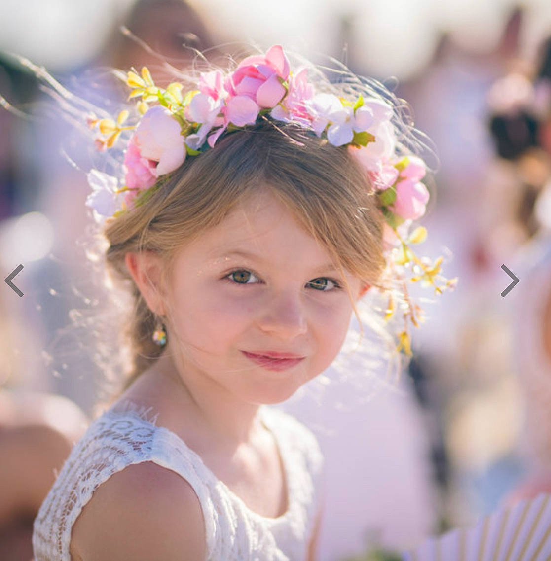 Lilou a rejoint le concours — aidez-le/la à gagner de superbes lots ! dress, eye, face, facial_expression, flash_photography, flower, hairstyle, happy, headgear, headpiece, iris, joy, people, people_in_nature, person, petal, photograph, pink, plant, skin