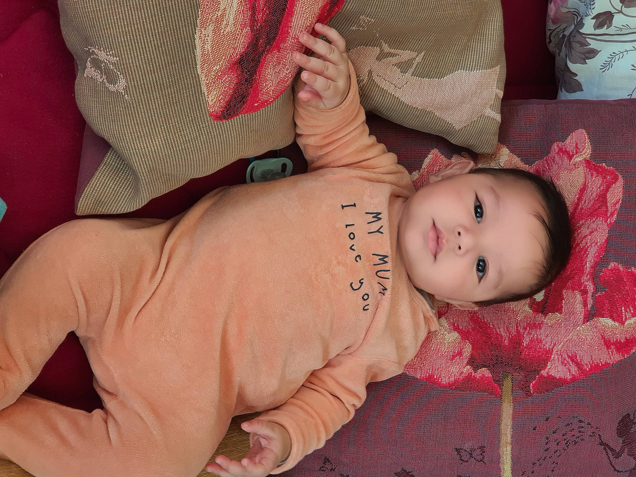 Liam participe au concours pour gagner de l'argent avec cette photo : arm, baby, baby_toddler_clothing, cheek, comfort, eye, eyelash, facial_expression, finger, hand, head, human_body, lip, mouth, nose, person, pink, skin, sleeve, textile