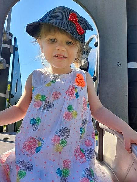 Natalia a rejoint le concours — aidez-le/la à gagner de superbes lots ! baby_toddler_clothing, baseball_cap, cap, cool, day_dress, dress, electric_blue, fashion, fun, hairstyle, happy, hat, headwear, leisure, person, pink, skin, sleeve, street_fashion, toddler
