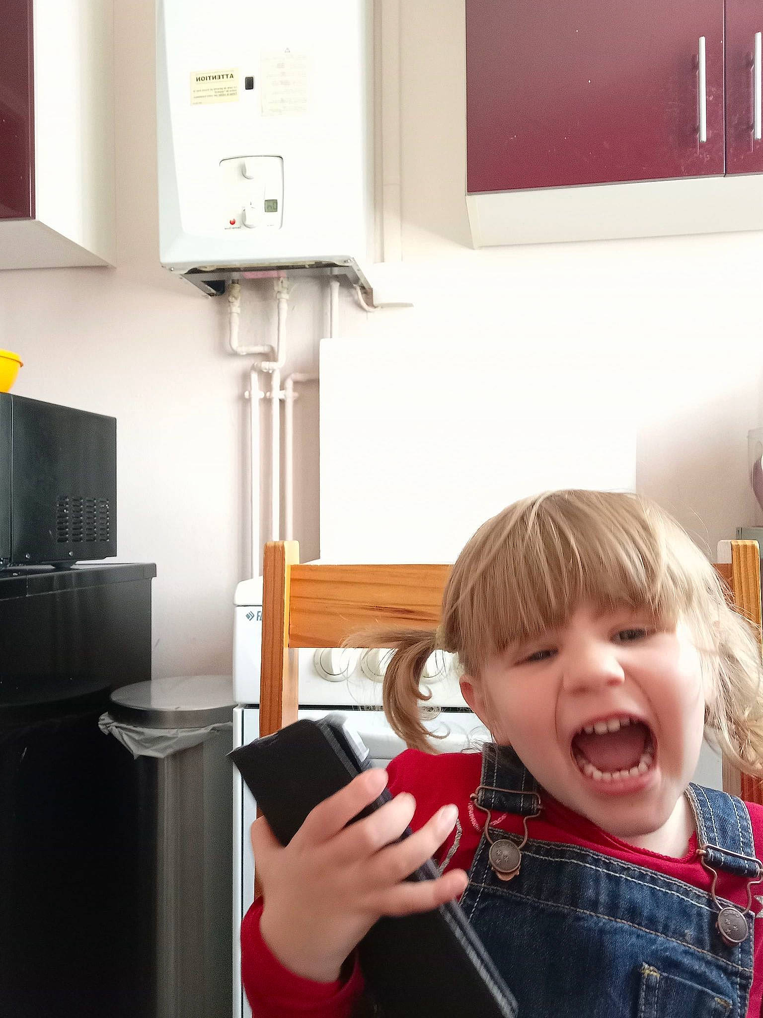 Natalia participe au concours pour gagner de l'argent avec cette photo : audio_equipment, comfort, electronic_device, flooring, happy, home_appliance, jacket, lamp, living_room, major_appliance, person, plaid, room, selfie, shelving, sitting, t_shirt, television, television_set, toddler