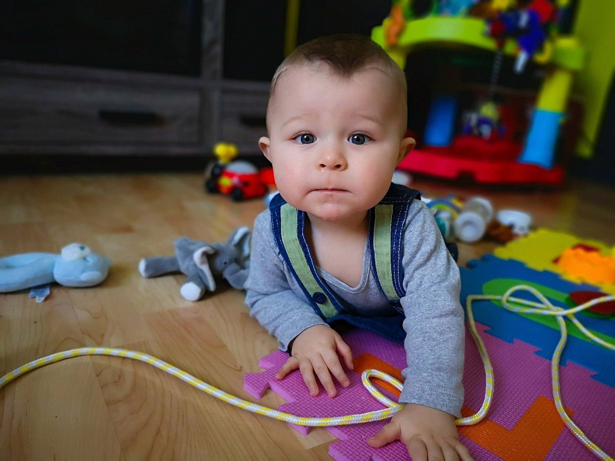 Lucas a rejoint le concours — aidez-le/la à gagner de superbes lots ! baby, baby_toys, cheek, child, person, play, sitting, skin, toddler, toy, tummy_time