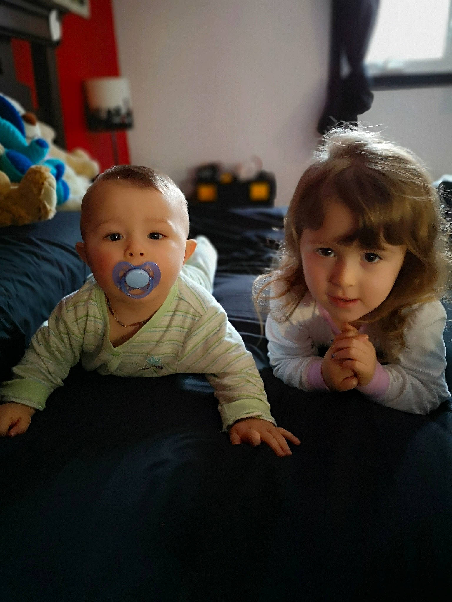 Madyson a rejoint le concours — aidez-le/la à gagner de superbes lots ! baby, cheek, child, eye, face, floor, fun, head, people, person, play, room, sibling, sitting, skin, smile, toddler