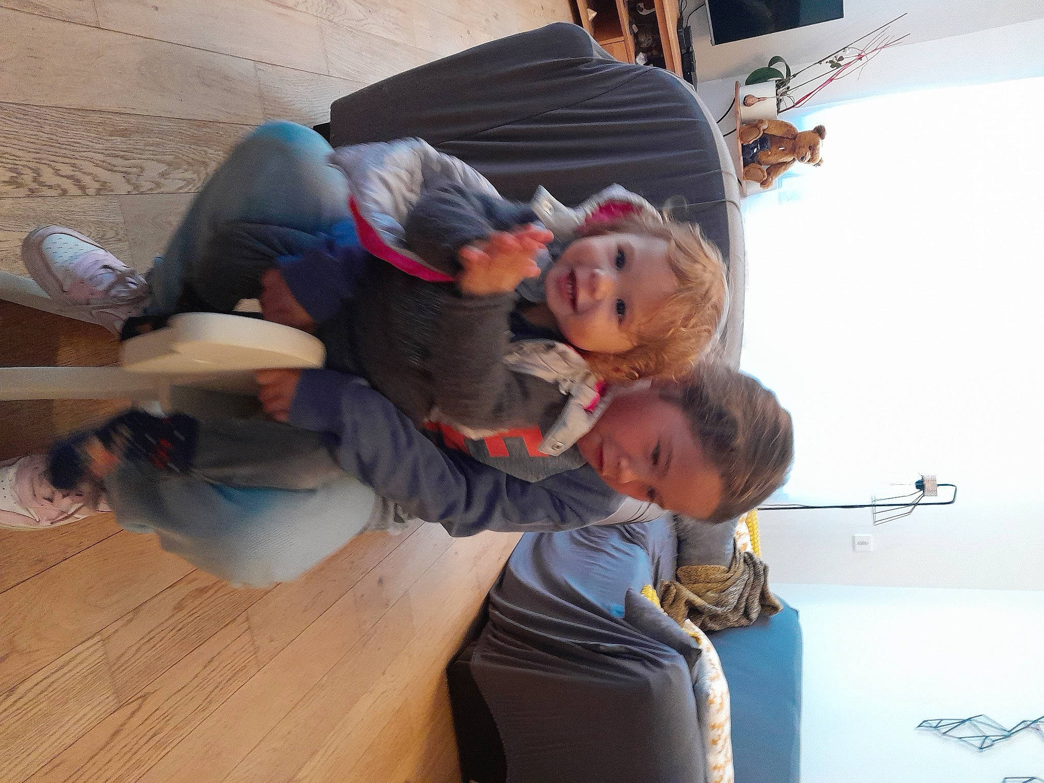 Lilou a rejoint le concours — aidez-le/la à gagner de superbes lots ! child, event, flooring, fun, gesture, happy, hardwood, hat, joy, leisure, person, room, sitting, smile, t_shirt, toddler, travel, wood, wood_flooring