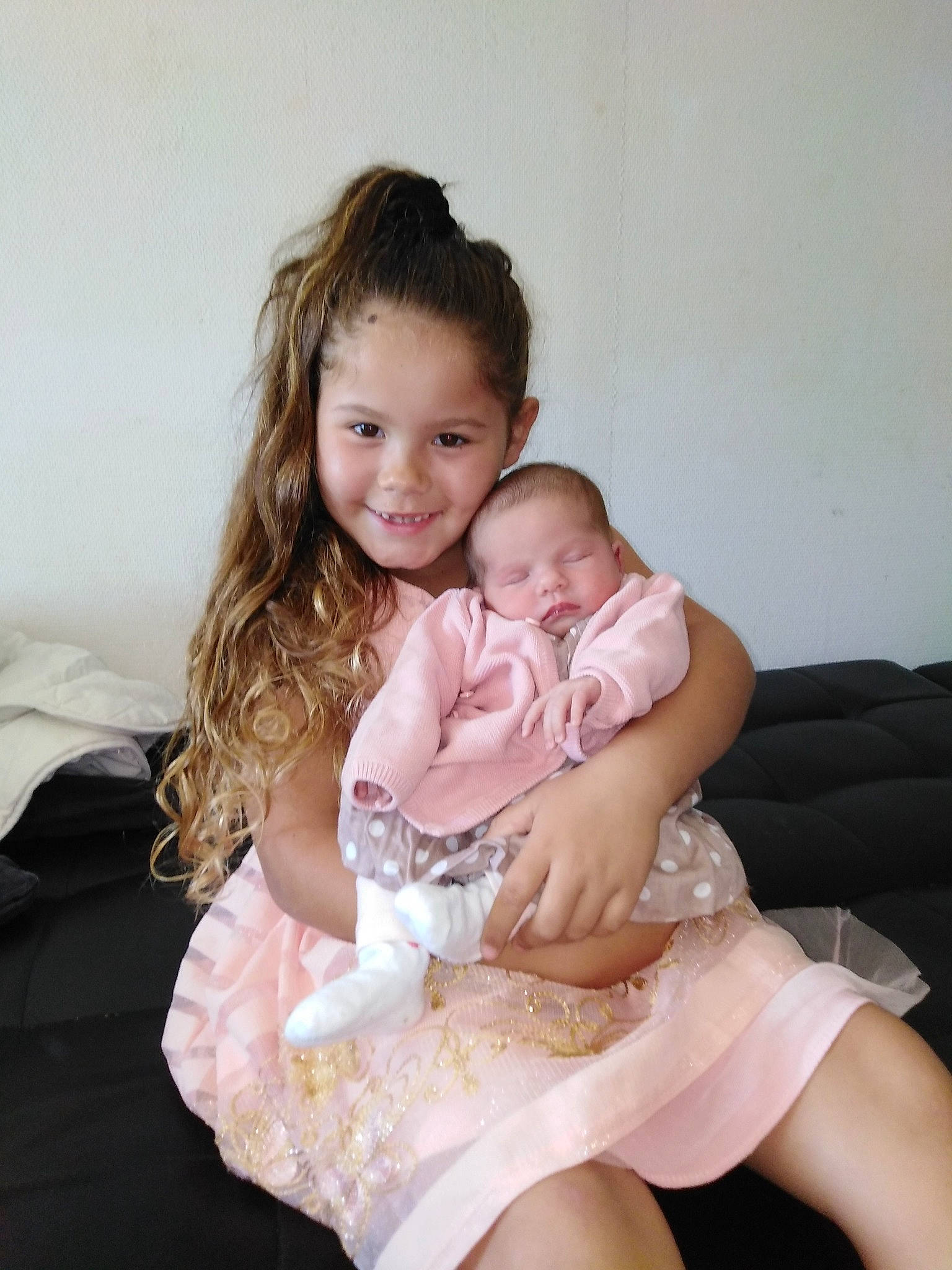 Lilou a rejoint le concours — aidez-le/la à gagner de superbes lots ! arm, baby, baby_toddler_clothing, cheek, comfort, eye, face, facial_expression, flash_photography, gesture, hair, hand, happy, human_body, iris, joy, leg, person, shoulder, skin