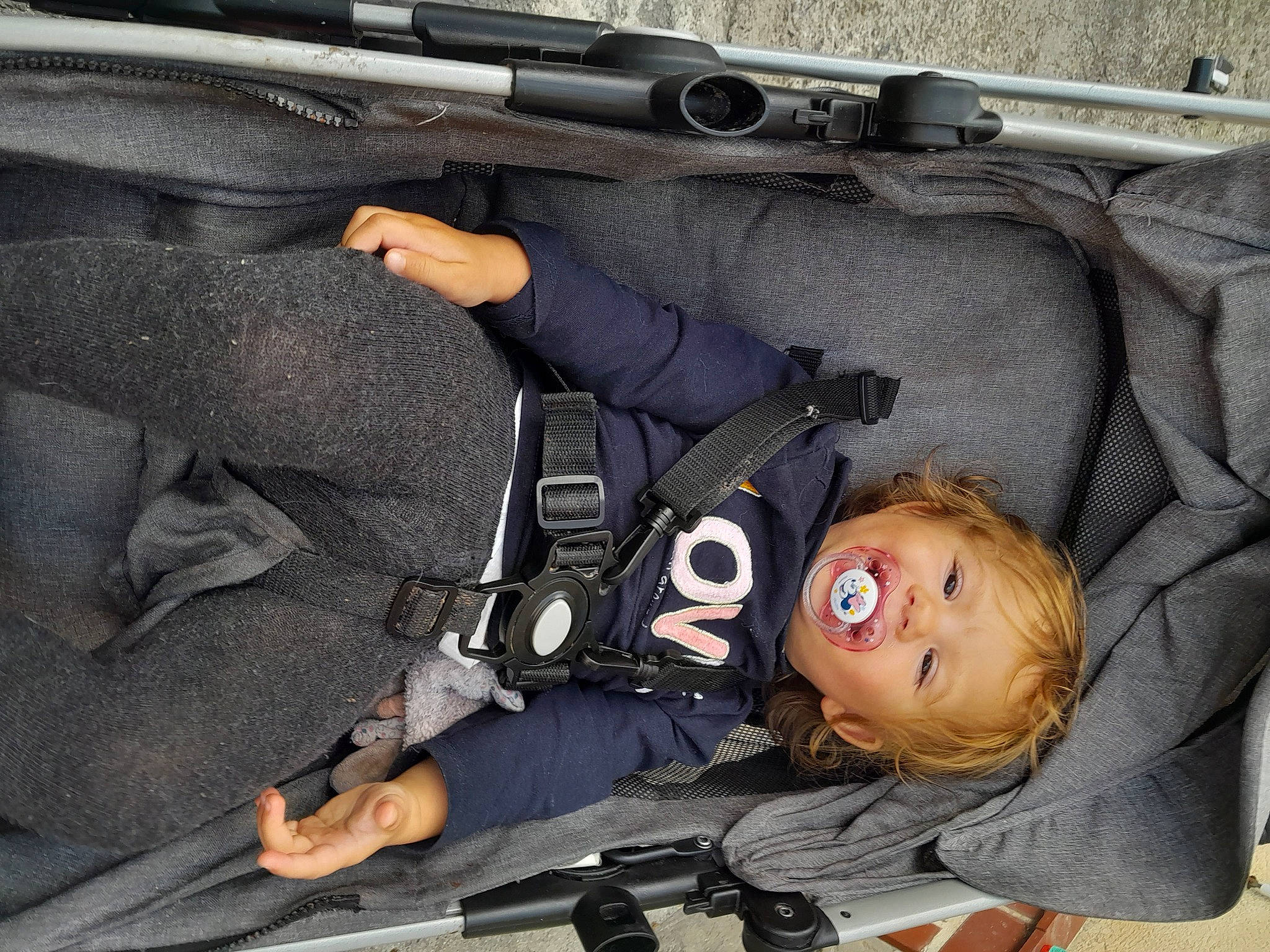 Lily a rejoint le concours — aidez-le/la à gagner de superbes lots ! air_gun, auto_part, baby_products, bag, ballistic_vest, camouflage, car_seat, comfort, gesture, machine_gun, marines, military_camouflage, military_organization, military_person, military_uniform, motor_vehicle, person, shotgun, soldier, uniform