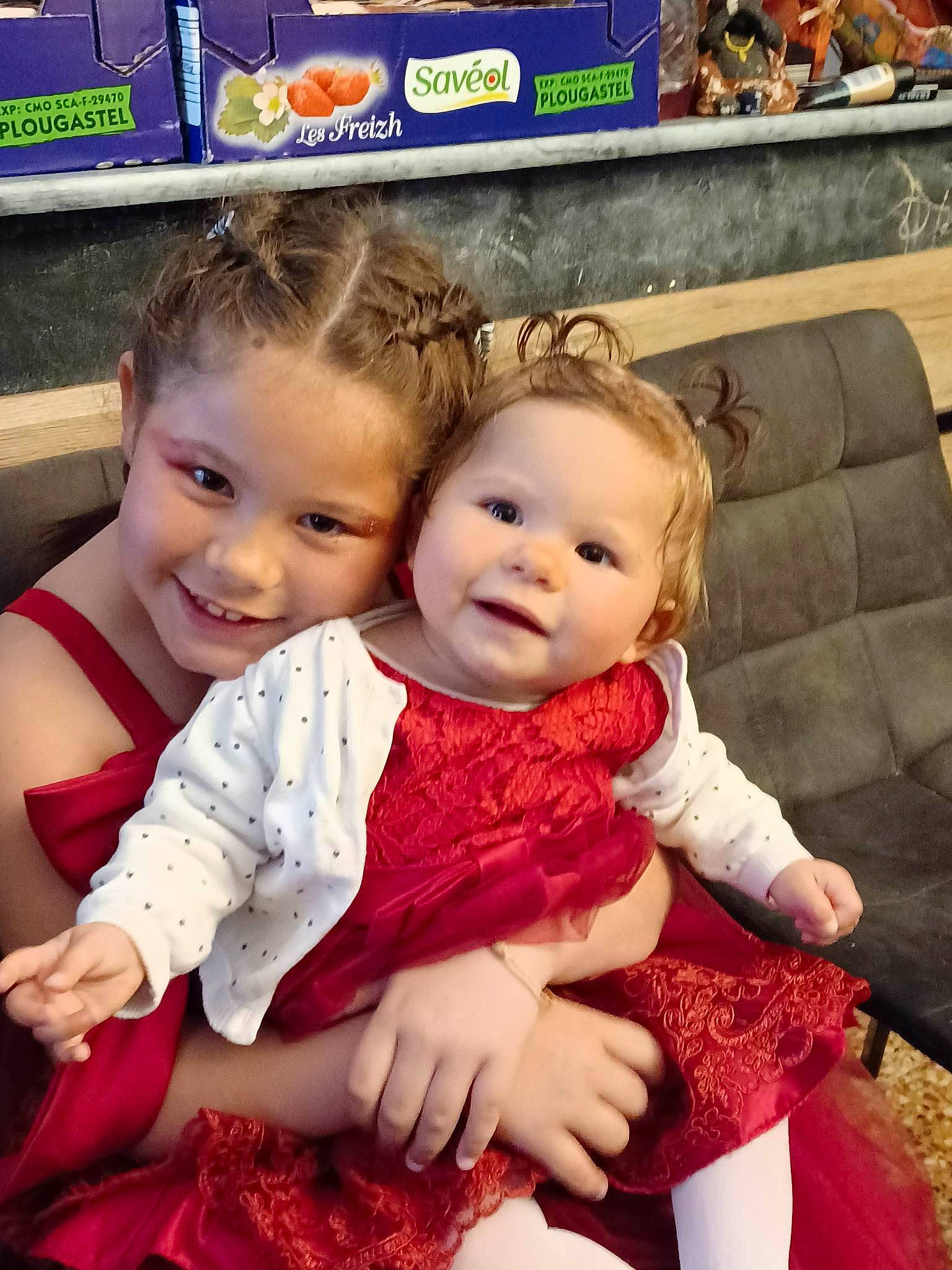 Lily participe au concours pour gagner de l'argent avec cette photo : baby, baby_toddler_clothing, cheek, child, couch, fun, happy, holiday, joy, lap, leisure, logo, pattern, person, photography, shelf, sitting, skin, smile, toddler