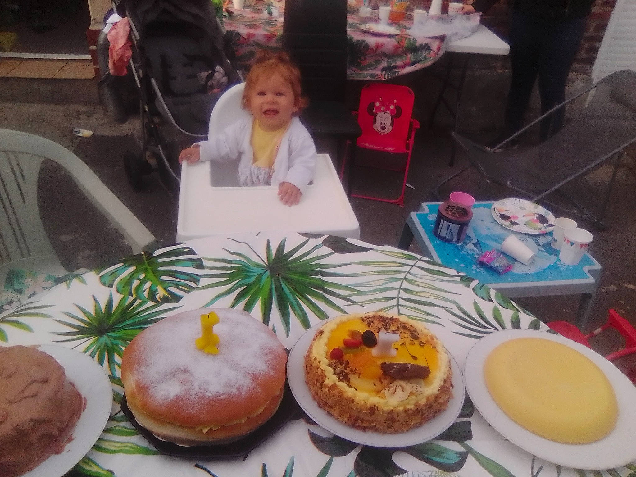 Lily a rejoint le concours — aidez-le/la à gagner de superbes lots ! art, baked_goods, baking, cake_decorating, chair, cooking, cuisine, dish, dishware, event, finger_food, food, ingredient, joy, person, plate, platter, produce, recipe, serveware