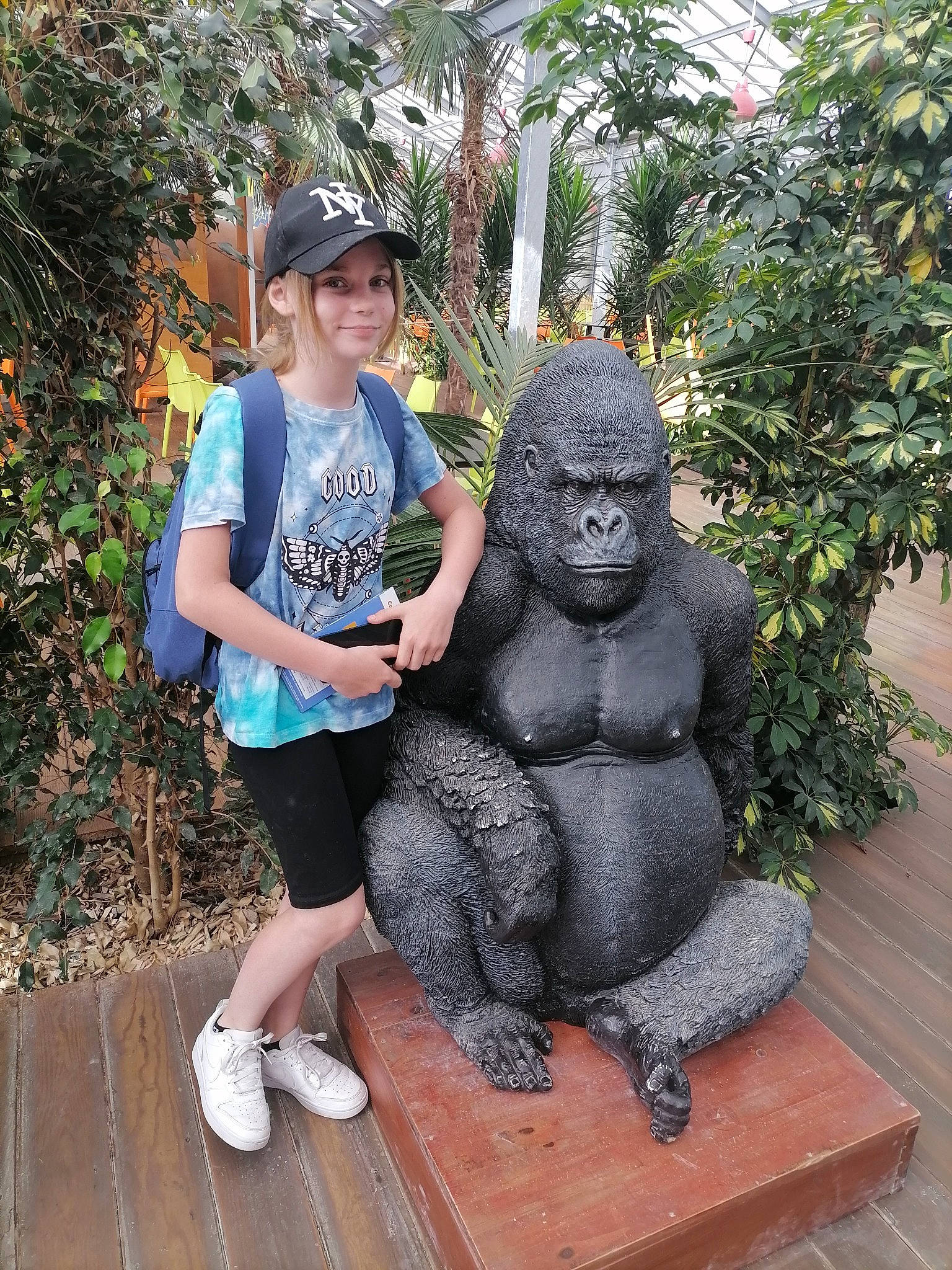 Manon participe au concours pour gagner de l'argent avec cette photo : art, common_chimpanzee, fun, fur, garden, grass, hat, headwear, joy, lawn_ornament, leisure, person, plant, primate, recreation, sculpture, shorts, sitting, statue, sun_hat