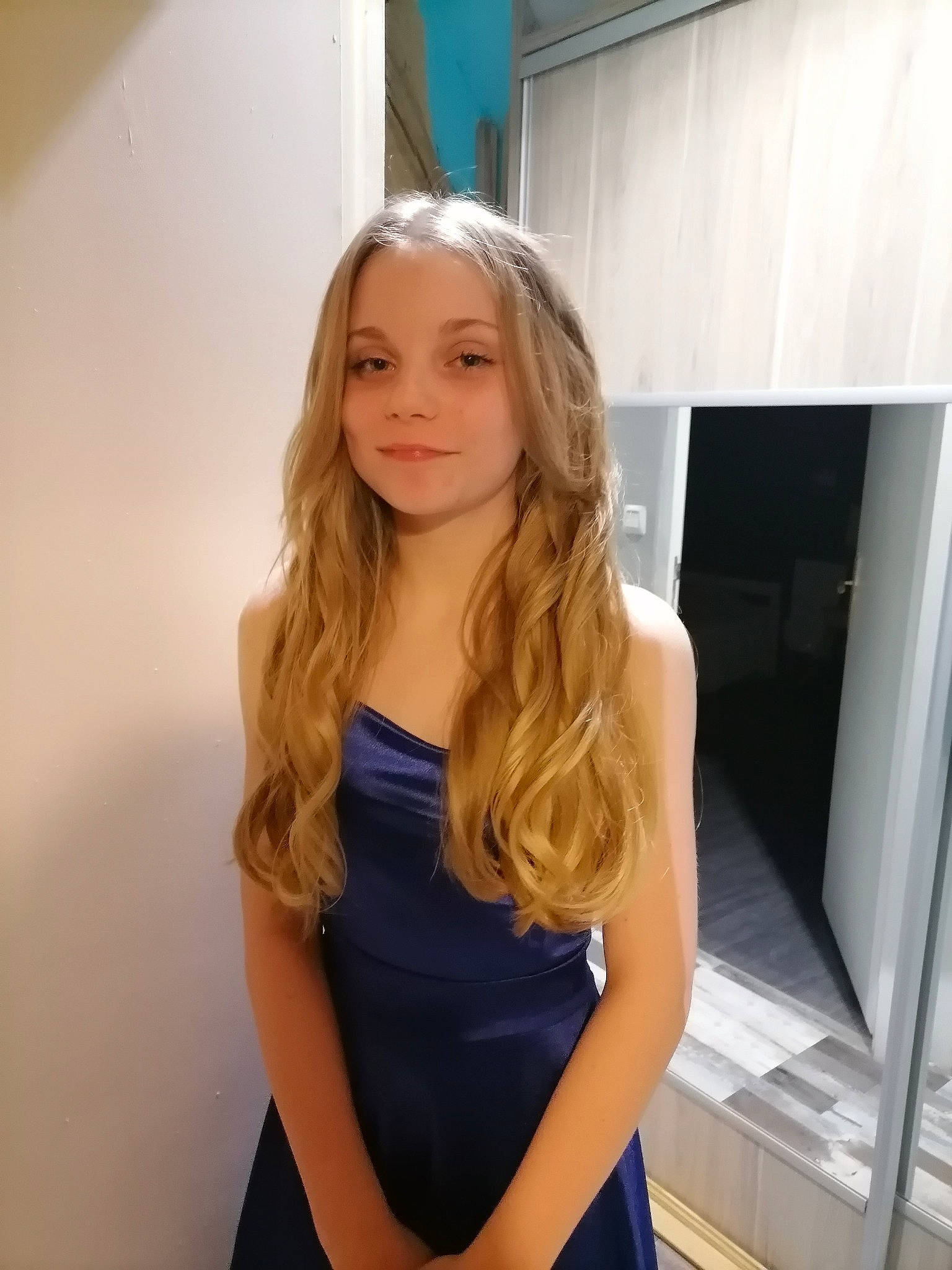 Manon participe au concours pour gagner de l'argent avec cette photo : abdomen, automotive_design, dress, electric_blue, fashion, fashion_design, flooring, formal_wear, hairstyle, human_leg, joint, joy, layered_hair, long_hair, neck, person, shoulder, sleeve, smile, thigh