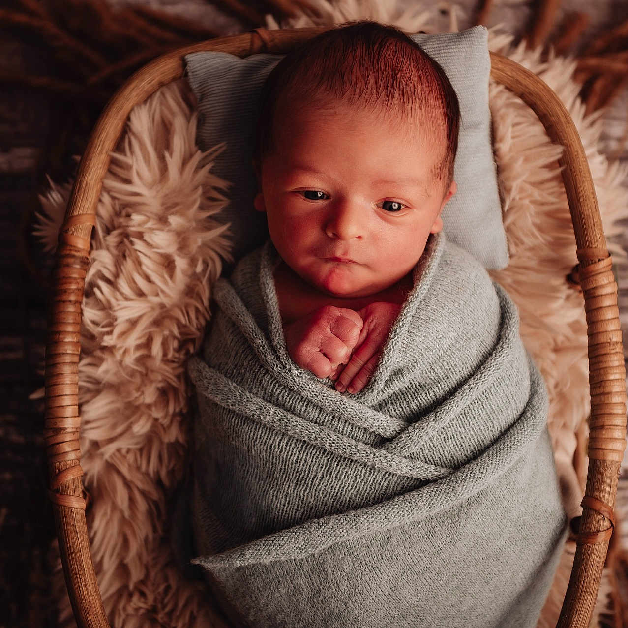 Louis participe au concours pour gagner de l'argent avec cette photo : baby, basket, bed, blanket, cradle, crib, face, furniture, happy, head, infantbed, newborn, person, photography, portrait, quilt, smile, towel