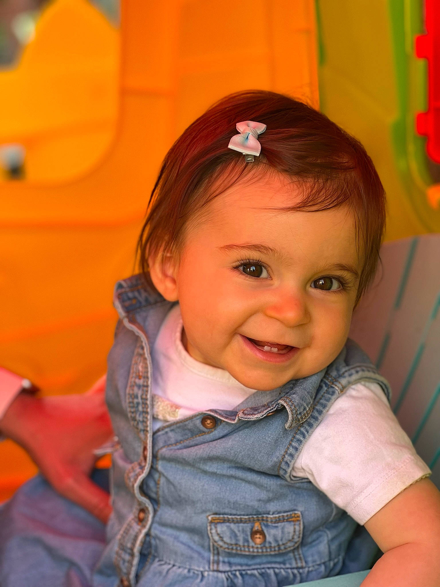 Aloïsia a rejoint le concours — aidez-le/la à gagner de superbes lots ! arm, baby_toddler_clothing, cheek, chin, eye, eyebrow, facial_expression, forehead, happy, head, iris, joy, lip, mouth, nose, orange, organ, person, skin, sleeve