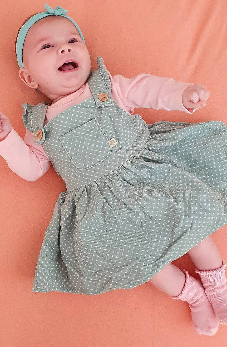 Ivy a rejoint le concours — aidez-le/la à gagner de superbes lots ! arm, baby, child, child_model, design, finger, gesture, hand, pattern, person, pink, product, skin, sleeve, smile, toddler