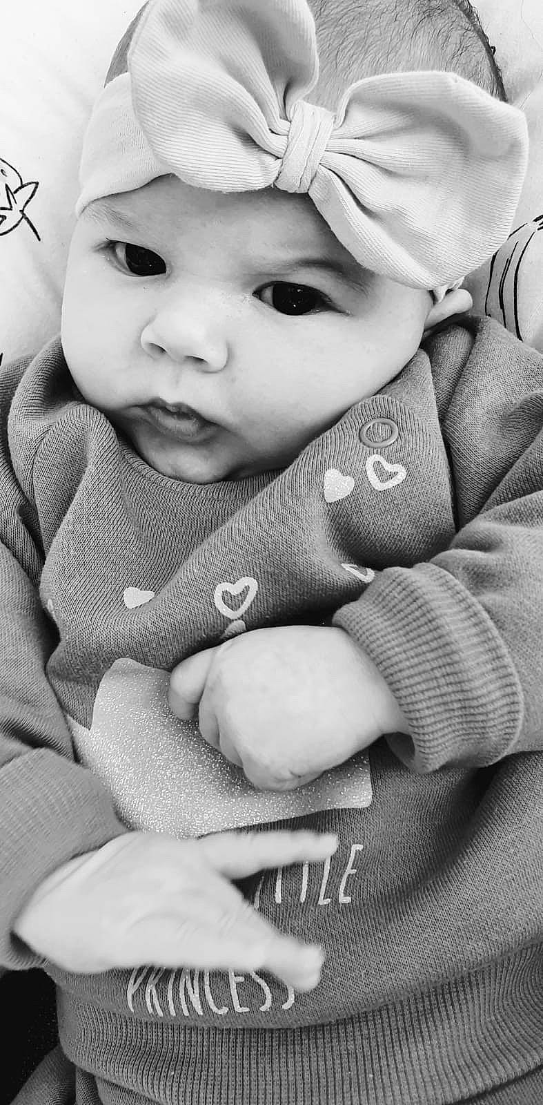 Ivy participe au concours pour gagner de l'argent avec cette photo : baby, black_and_white, cheek, child, eye, face, hand, headwear, lip, monochrome, monochrome_photography, nose, person, photograph, photography, portrait, portrait_photography, skin, smile, snapshot