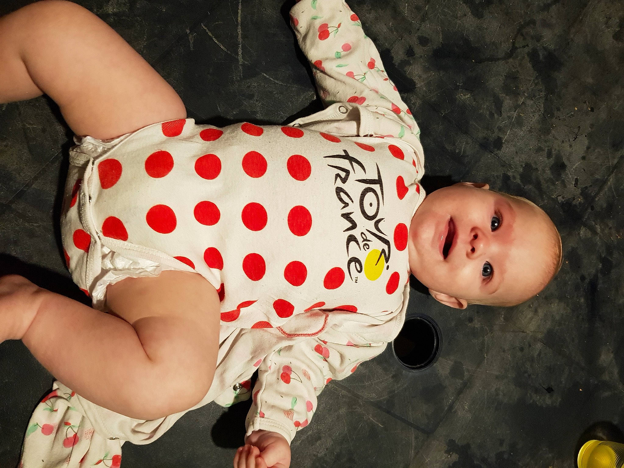 émilia participe au concours pour gagner de l'argent avec cette photo : arm, baby_toddler_clothing, child, facial_expression, flash_photography, fun, grass, human, human_leg, joint, knee, mouth, pattern, person, pink, skin, sleeve, thigh, toddler, waist