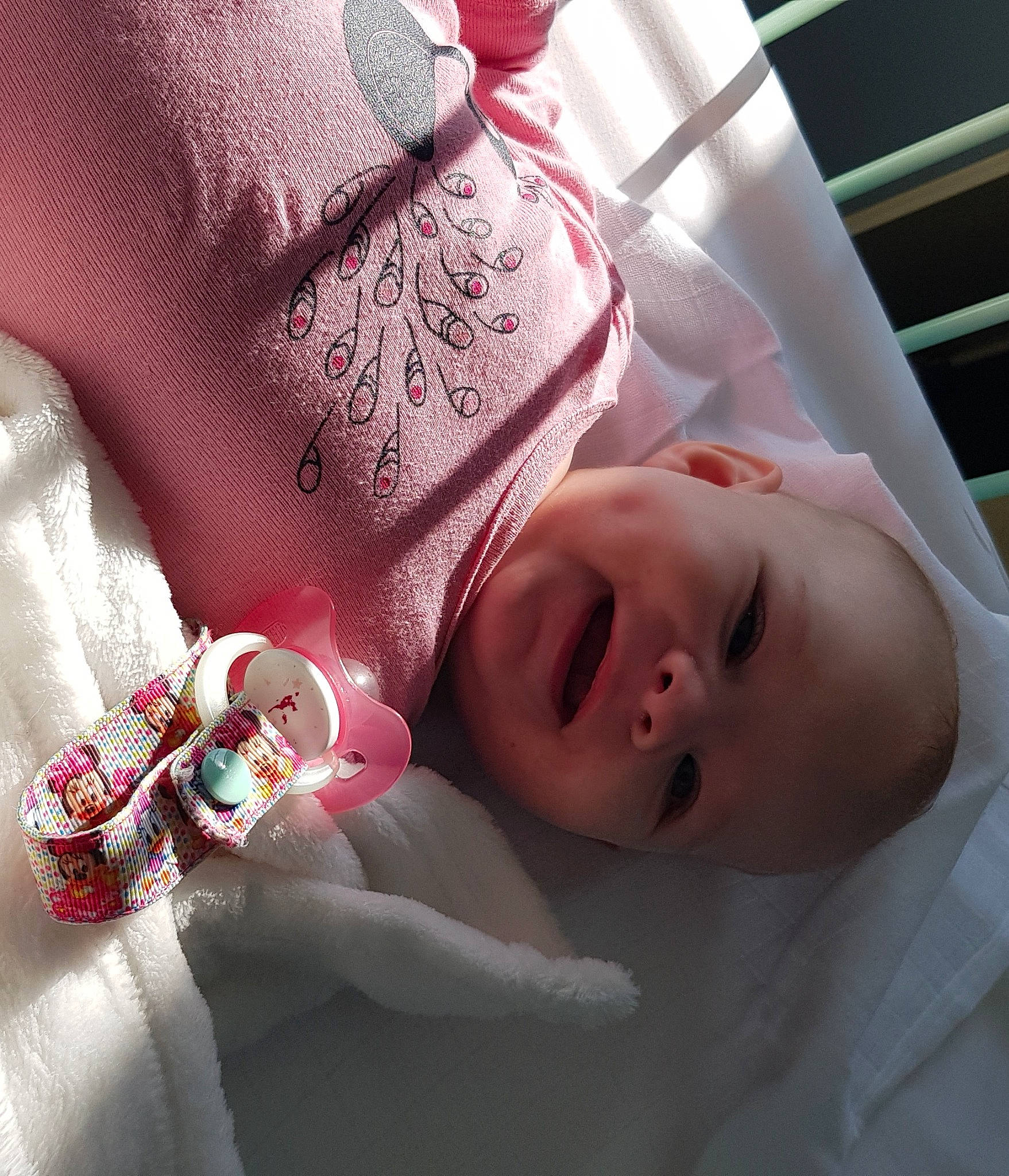 émilia participe au concours pour gagner de l'argent avec cette photo : arm, baby, baby_toddler_clothing, comfort, finger, gesture, hand, human, human_body, lip, mammal, mouth, nose, organ, person, pink, product, skin, sleeve, smile