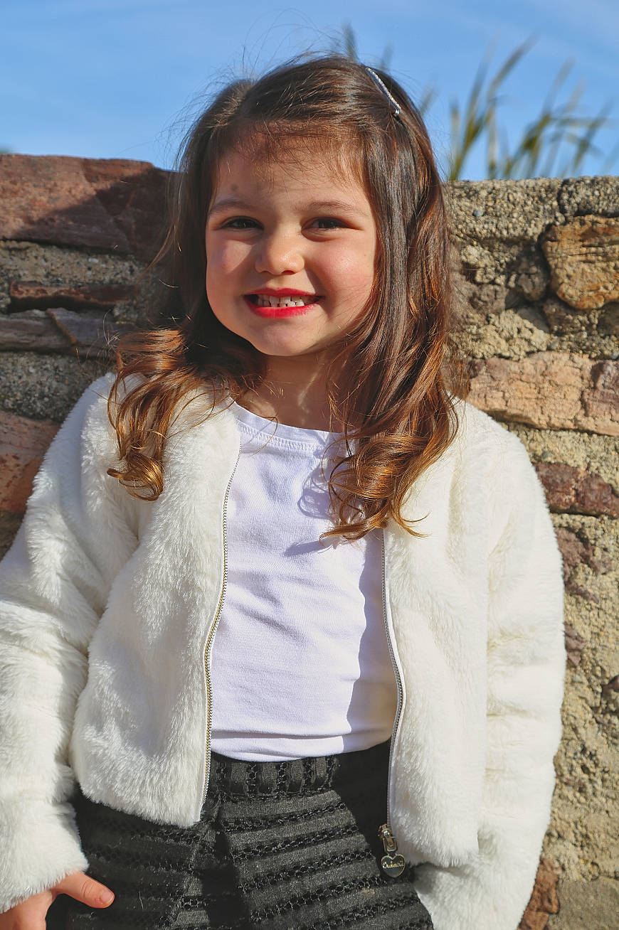 Stella participe au concours pour gagner de l'argent avec cette photo : blond, eye, face, flash_photography, gesture, grass, hair, happy, joy, long_hair, neck, outerwear, people_in_nature, person, plant, shoulder, sky, sleeve, smile, tree