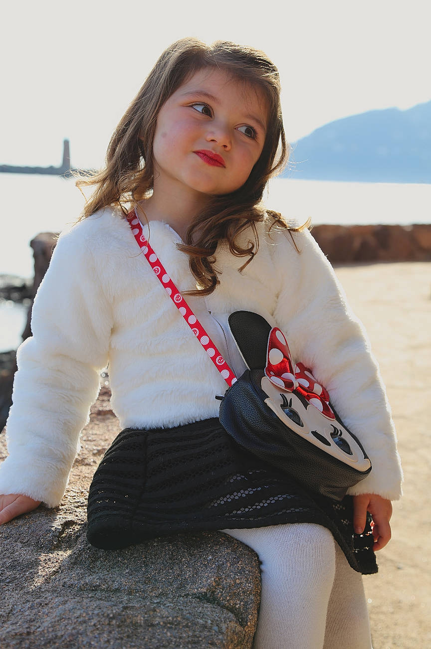 Stella a rejoint le concours — aidez-le/la à gagner de superbes lots ! blazer, blond, denim, fashion_design, flash_photography, hairstyle, happy, human_leg, jewellery, knee, lip, long_hair, pattern, person, plaid, sky, sleeve, smile, tartan, thigh