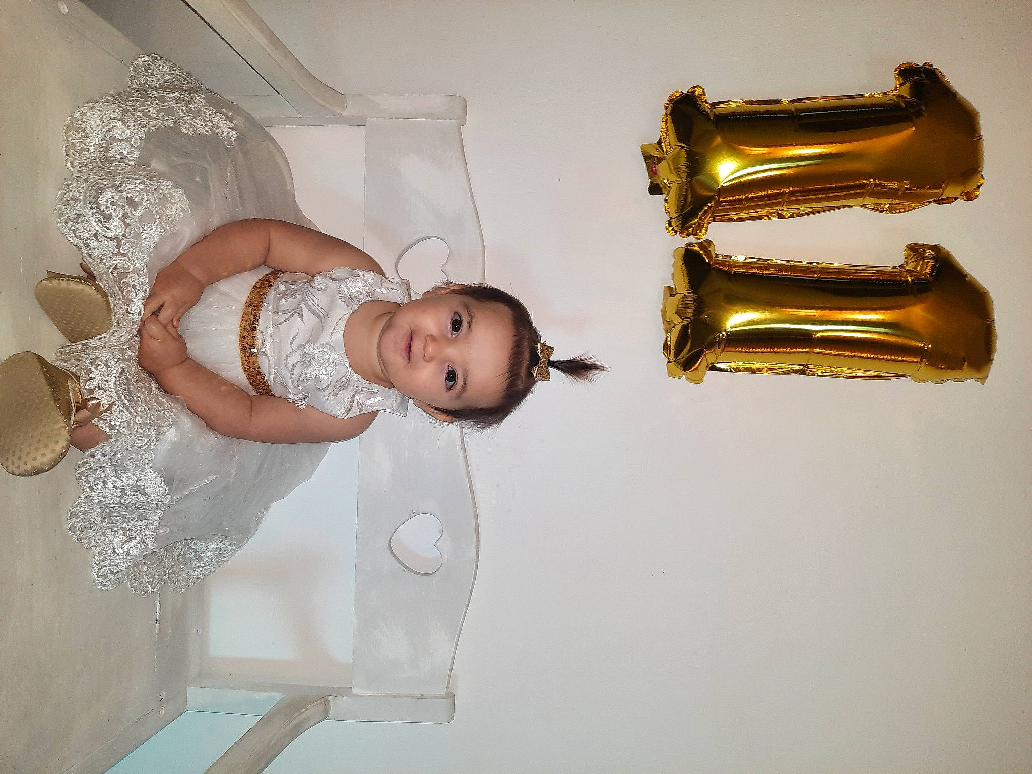 Tiana participe au concours pour gagner de l'argent avec cette photo : artifact, baby, baby_toddler_clothing, bridal_accessory, child, comfort, embellishment, fashion_accessory, fashion_design, flash_photography, happy, headpiece, joy, metal, person, photo_shoot, portrait_photography, rectangle, room, sculpture