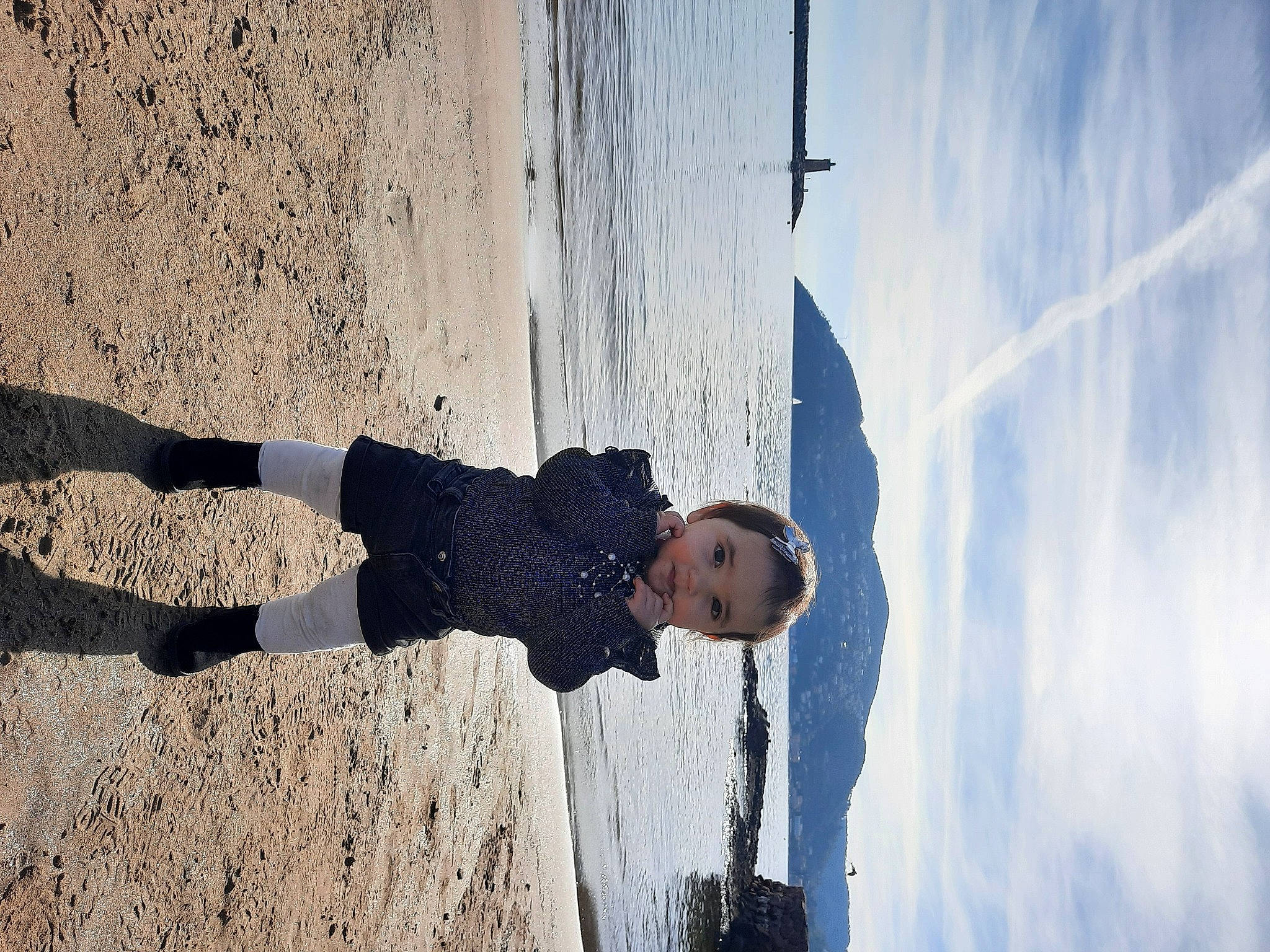 Tiana participe au concours pour gagner de l'argent avec cette photo : beach, body_of_water, cloud, electric_blue, freezing, fun, happy, landscape, ocean, person, recreation, reflection, sea, shadow, sky, tints_and_shades, visual_arts, water, wind_wave, winter