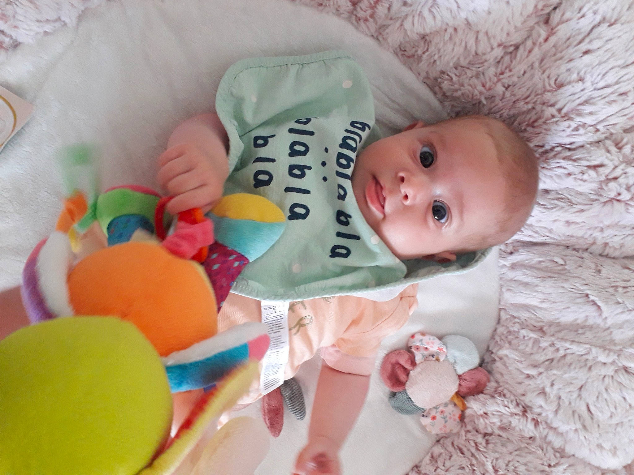 Leïa participe au concours pour gagner de l'argent avec cette photo : baby, baby_products, baby_toddler_clothing, baby_toys, child, comfort, event, happy, linens, party_supply, person, pink, product, room, textile, toddler, toy