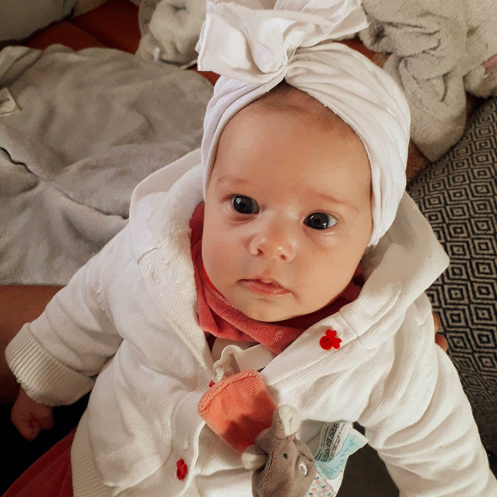 Leïa a rejoint le concours — aidez-le/la à gagner de superbes lots ! baby, baby_toddler_clothing, cheek, chin, comfort, eye, eyebrow, gesture, happy, head, human_body, iris, lip, mouth, nose, outerwear, person, skin, sleeve, textile