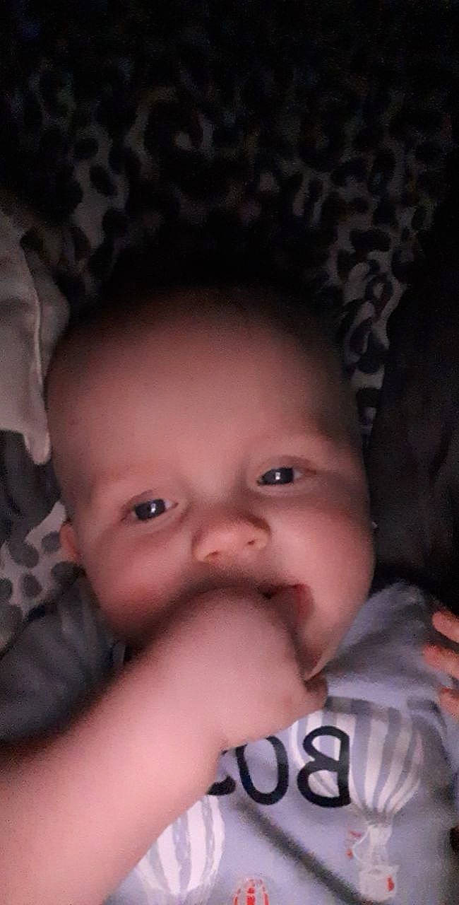 Eliott participe au concours pour gagner de l'argent avec cette photo : baby, cheek, chin, cool, eye, eyebrow, eyelash, finger, flash_photography, forehead, gesture, happy, head, iris, lip, mouth, nose, person, skin, smile