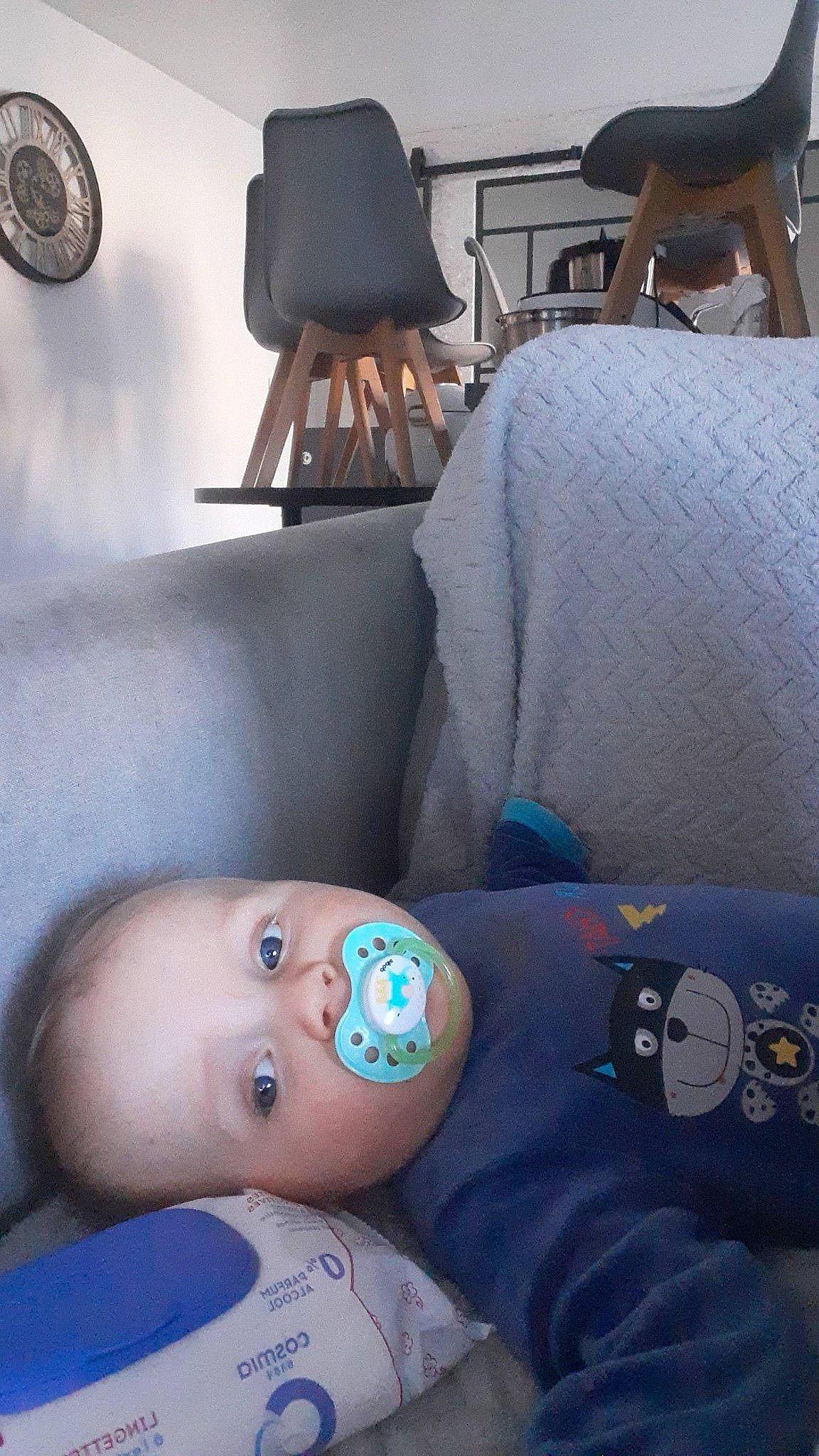 Eliott participe au concours pour gagner de l'argent avec cette photo : arm, armrest, baby, baby_toddler_clothing, chair, cheek, child, comfort, eye, face, flooring, light, mouth, person, product, room, sitting, skin, sleeve, toddler