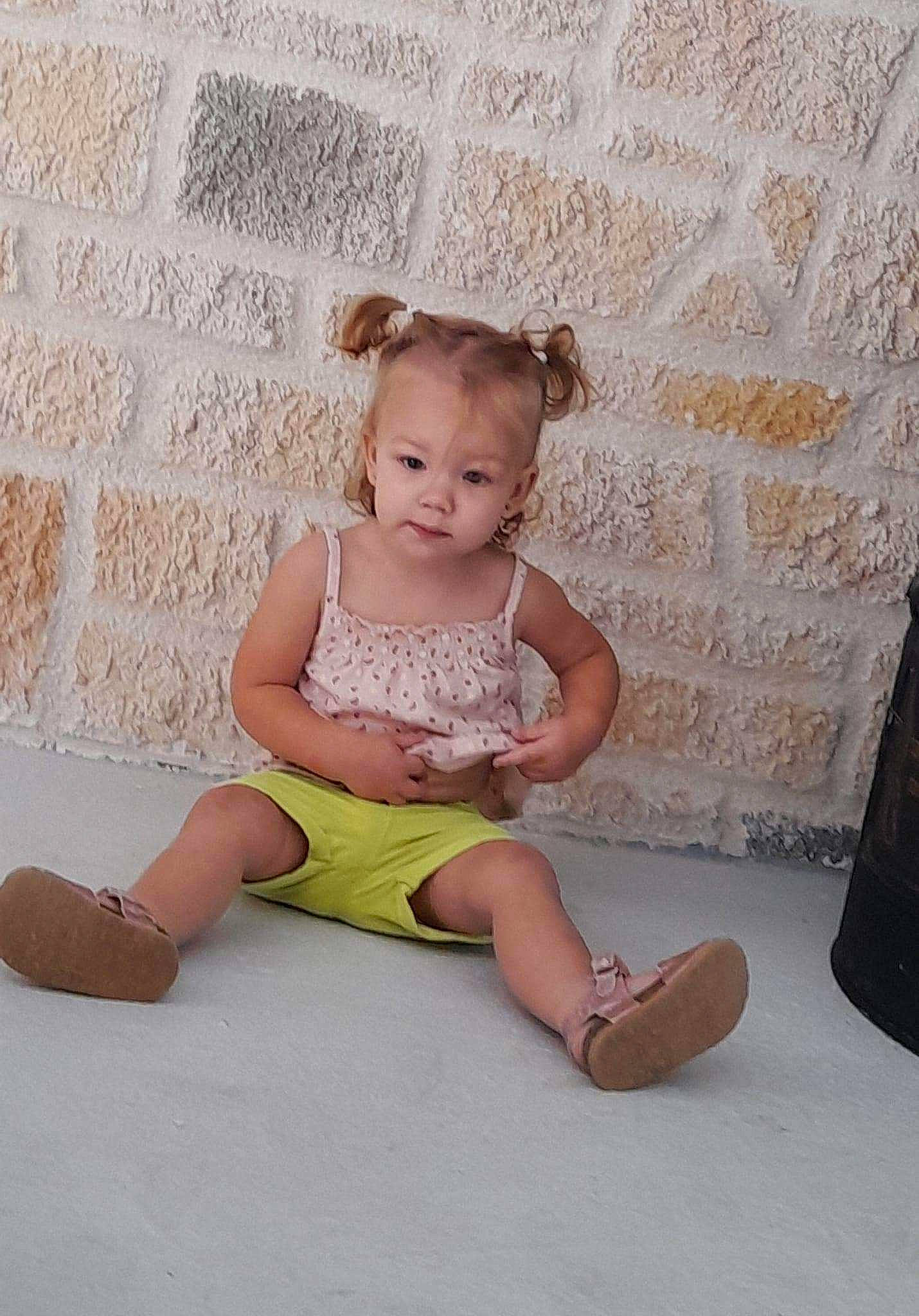 Candice a rejoint le concours — aidez-le/la à gagner de superbes lots ! baby, baby_toddler_clothing, child, fashion_accessory, flooring, foot, footwear, grass, happy, human_leg, joint, knee, pattern, person, pink, shoe, sitting, sleeve, sock, thigh