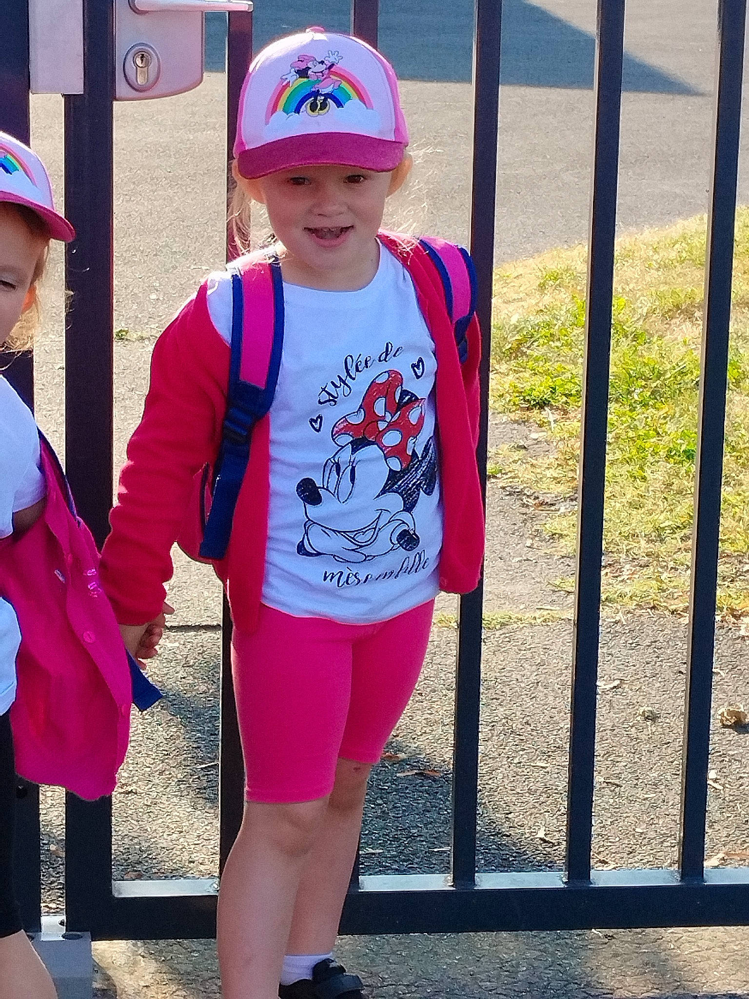 Louana Maëlys participe au concours pour gagner de l'argent avec cette photo : baseball_cap, cap, electric_blue, face, fence, fun, happy, headwear, human_leg, joy, leisure, magenta, person, personal_protective_equipment, pink, recreation, sleeve, smile, sportswear, t_shirt