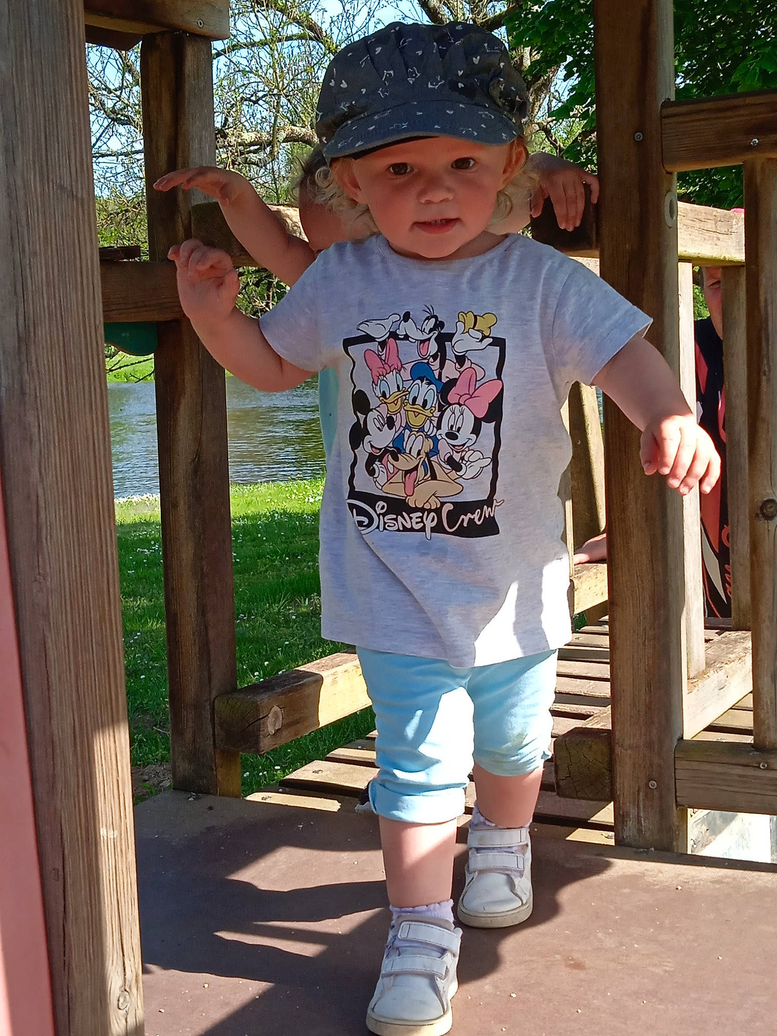 Maelys a rejoint le concours — aidez-le/la à gagner de superbes lots ! baby_toddler_clothing, black, cap, child, cool, electric_blue, fun, happy, headwear, leisure, magenta, person, pink, product, recreation, sleeve, standing, street_fashion, summer, t_shirt