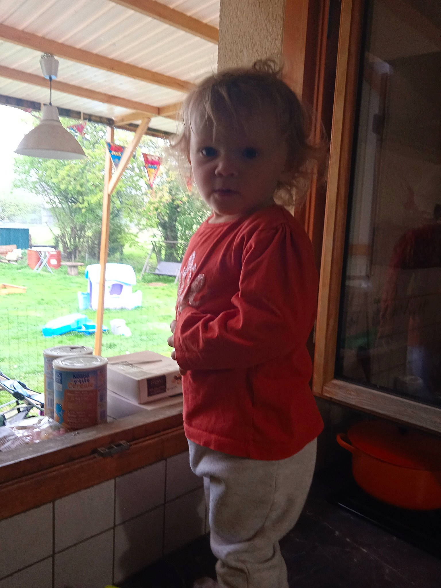 Maelys a rejoint le concours — aidez-le/la à gagner de superbes lots ! cabinetry, child, countertop, drawer, flooring, fun, hardwood, home, house, nose, person, plant, play, room, sitting, standing, t_shirt, toddler, tree, vacation