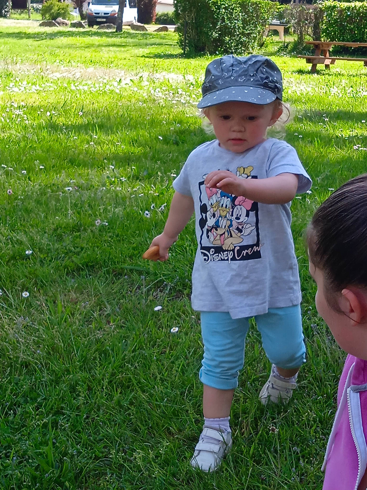 Maelys a rejoint le concours — aidez-le/la à gagner de superbes lots ! baby, baby_toddler_clothing, botany, cap, grass, grass_family, grassland, green, groundcover, happy, hat, head, headwear, lawn, leaf, leisure, people_in_nature, person, plant, recreation
