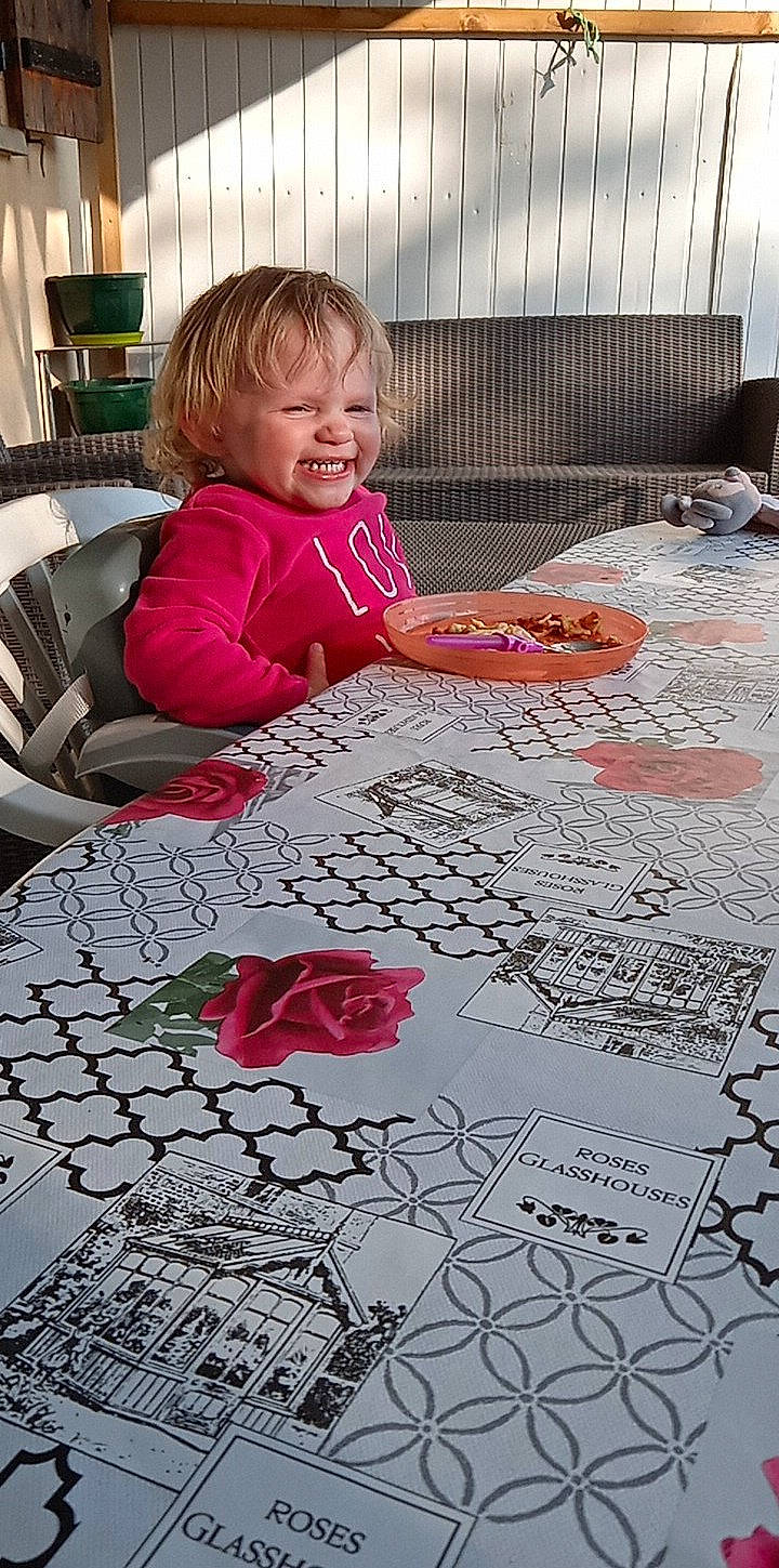 Maelys a rejoint le concours — aidez-le/la à gagner de superbes lots ! art, beauty, chair, floor, flooring, flower, handwriting, people, person, petal, pink, plant, public_space, red, road_surface, rose, sidewalk, table, textile, toddler