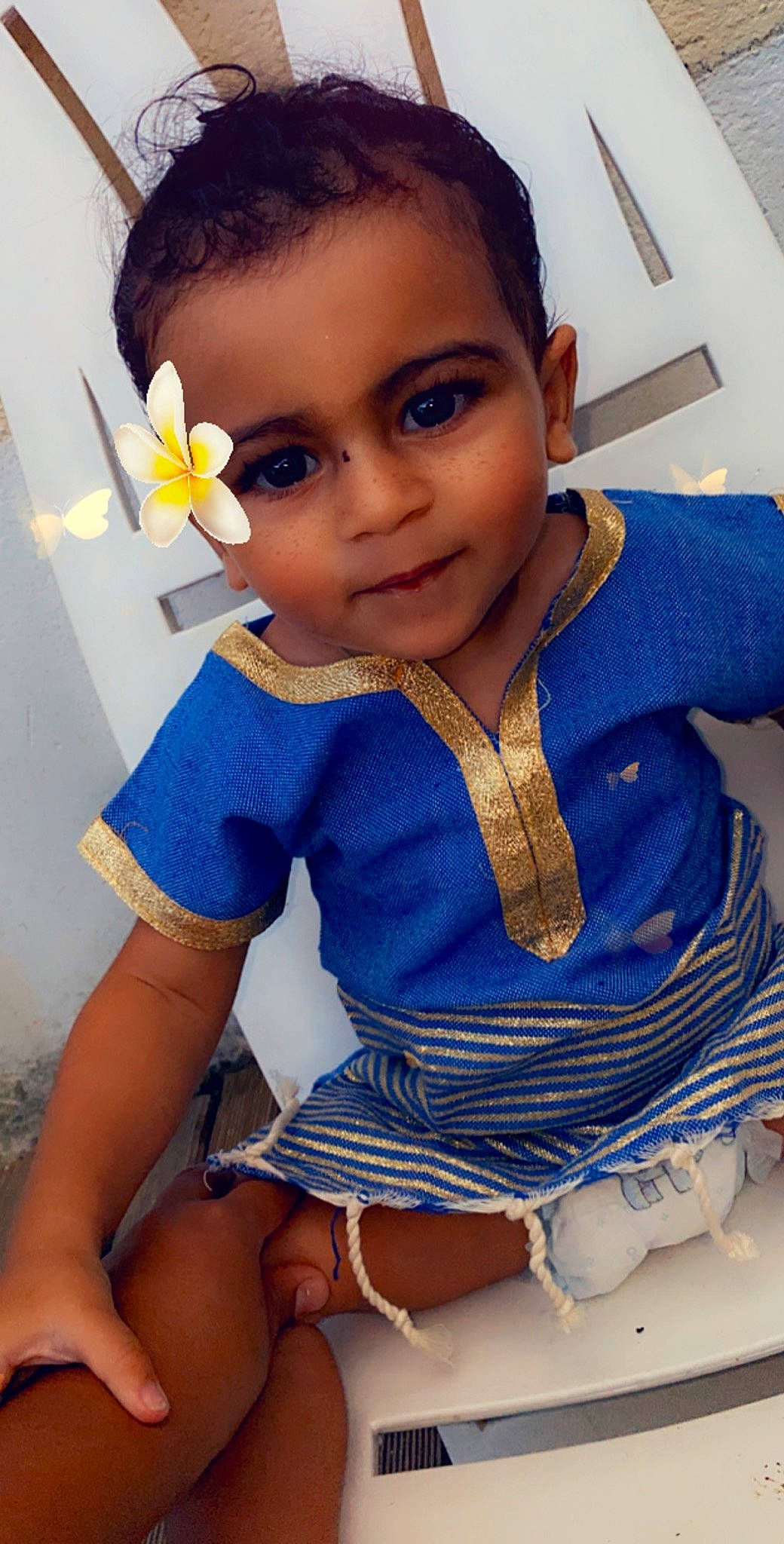 Besma a rejoint le concours — aidez-le/la à gagner de superbes lots ! arm, black_hair, blue, child, child_model, person, smile, textile, toddler